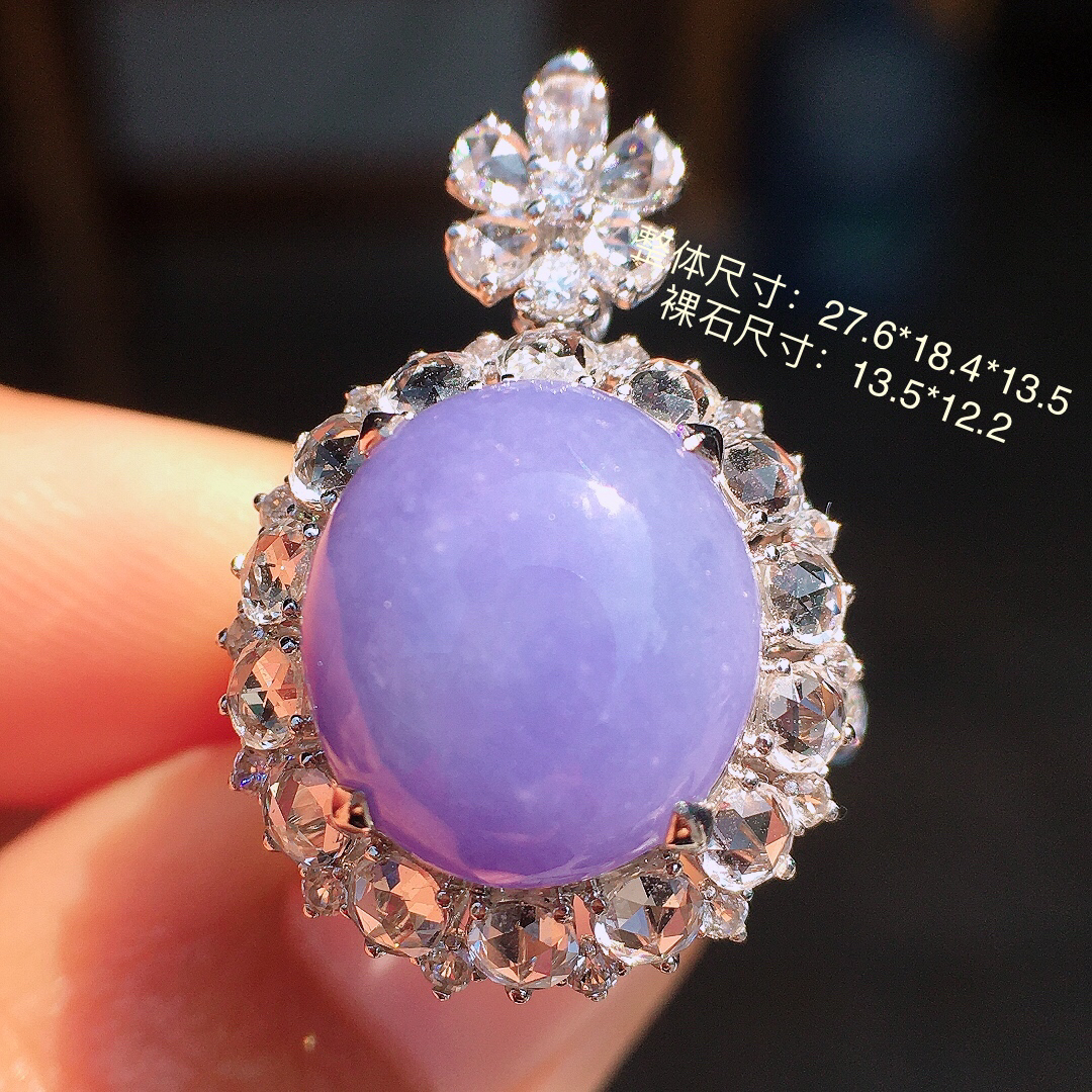 紫罗兰蛋面戒指/吊坠两用款，色泽均匀艳丽，玉质细腻，荧光感超
强，饱满圆润，尽显优雅气质，18k
金豪华镶嵌