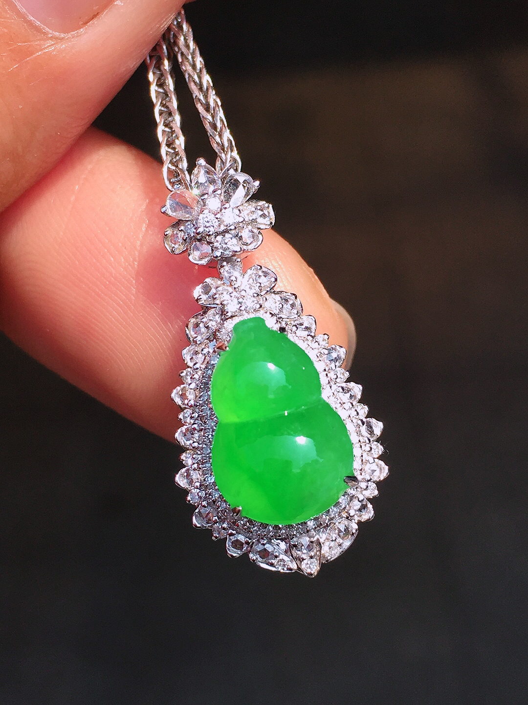 阳绿葫芦吊坠，色泽均匀艳丽，玉质细腻，荧光感超
强，饱满圆润，尽显优雅气质，18k
金豪华镶嵌