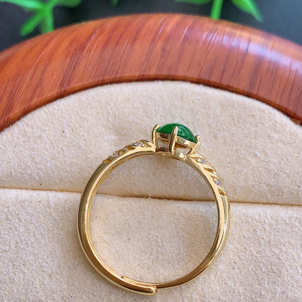 冰润满绿蛋面翡翠戒指  玉质细腻  冰清玉润  飘花灵动  颜色漂亮  W815.12  内径尺寸：18.5-7-5mm   裸石尺寸：5.5mm