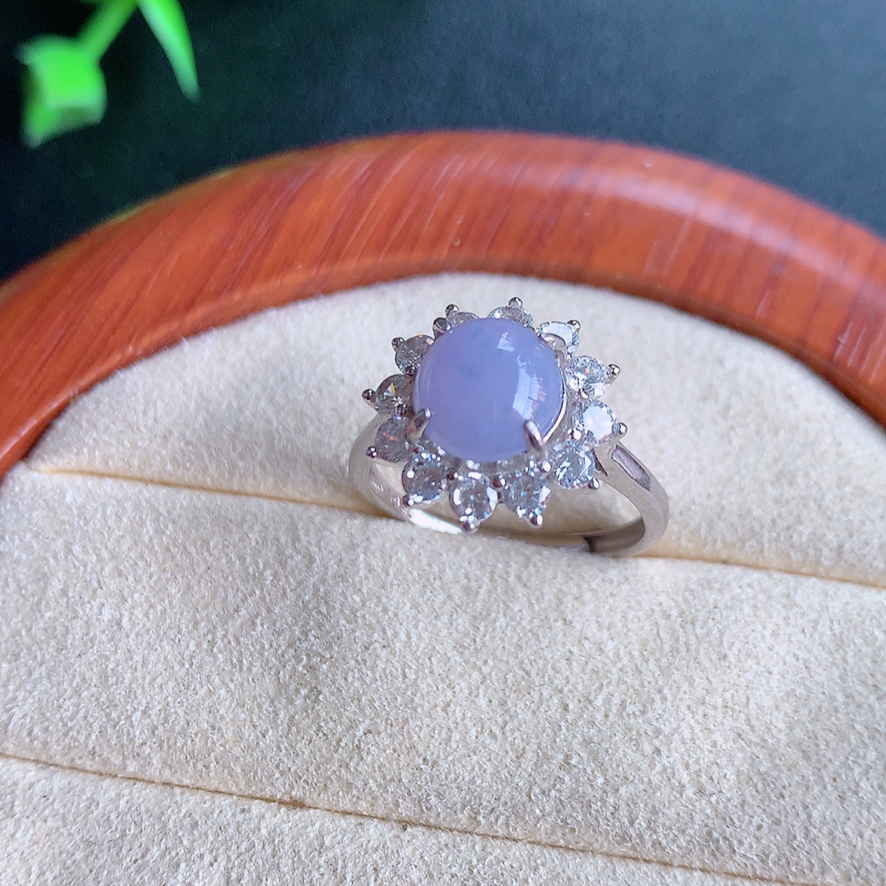 冰润紫罗兰精美环形翡翠戒指  玉质细腻  冰清玉润  飘花灵动  颜色漂亮  W815.12  内径尺寸：17-13.8-8mm   裸石尺寸：7.8mm