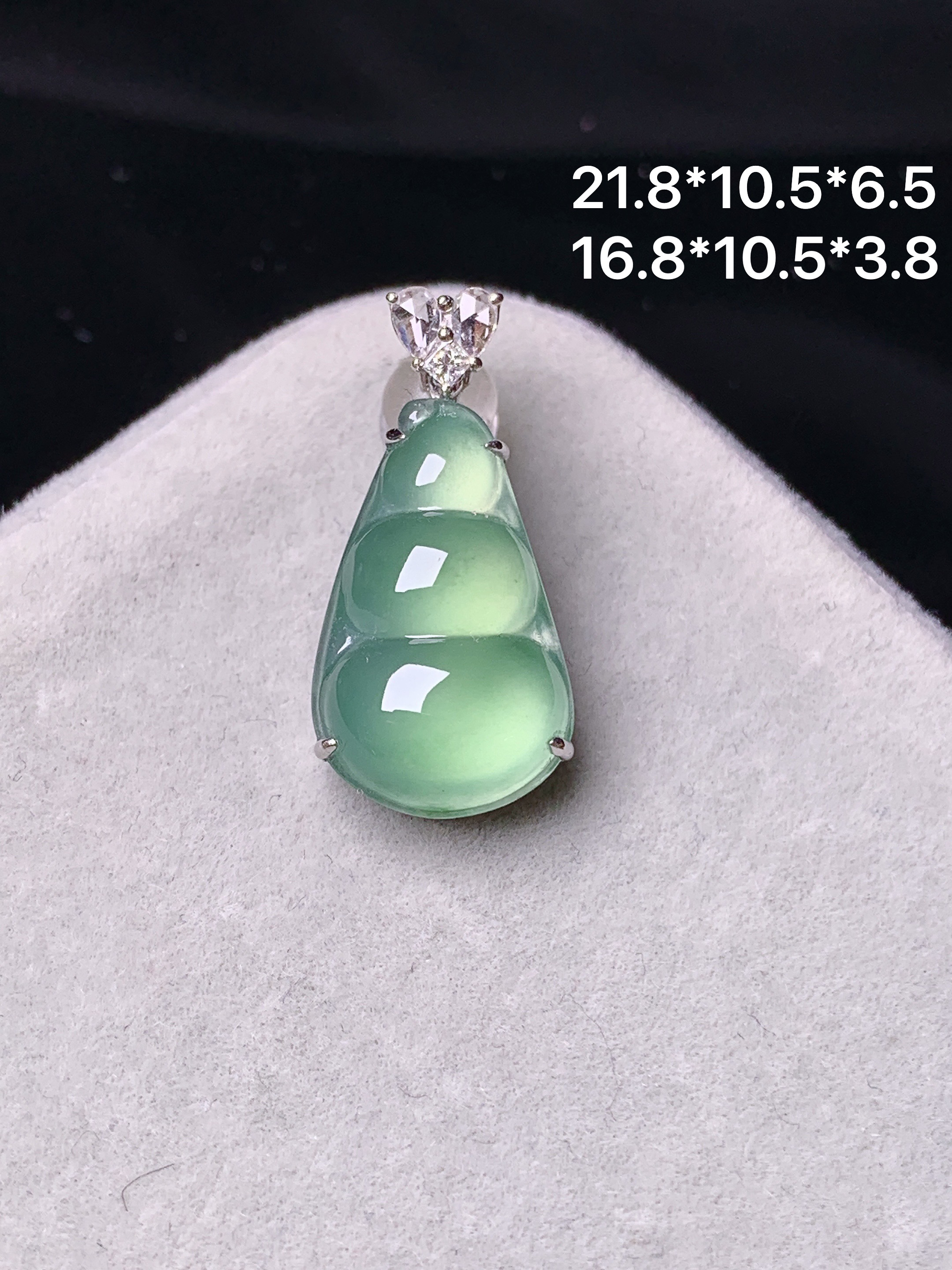 18k金钻镶嵌晴绿四季豆吊坠 玉质细腻 色泽艳丽 整体尺寸21.8*10.5*6.5y5