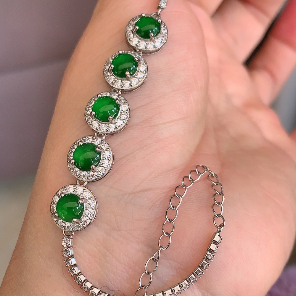 冰润满绿翡翠蛋面手链，水水润润，珠圆玉润，颜色鲜艳，妙明清净，清秀高雅，佩戴效果优雅迷人！性价比超值 W815.12  取一尺寸：9.6-5.5mm    裸石尺寸：5.5mm