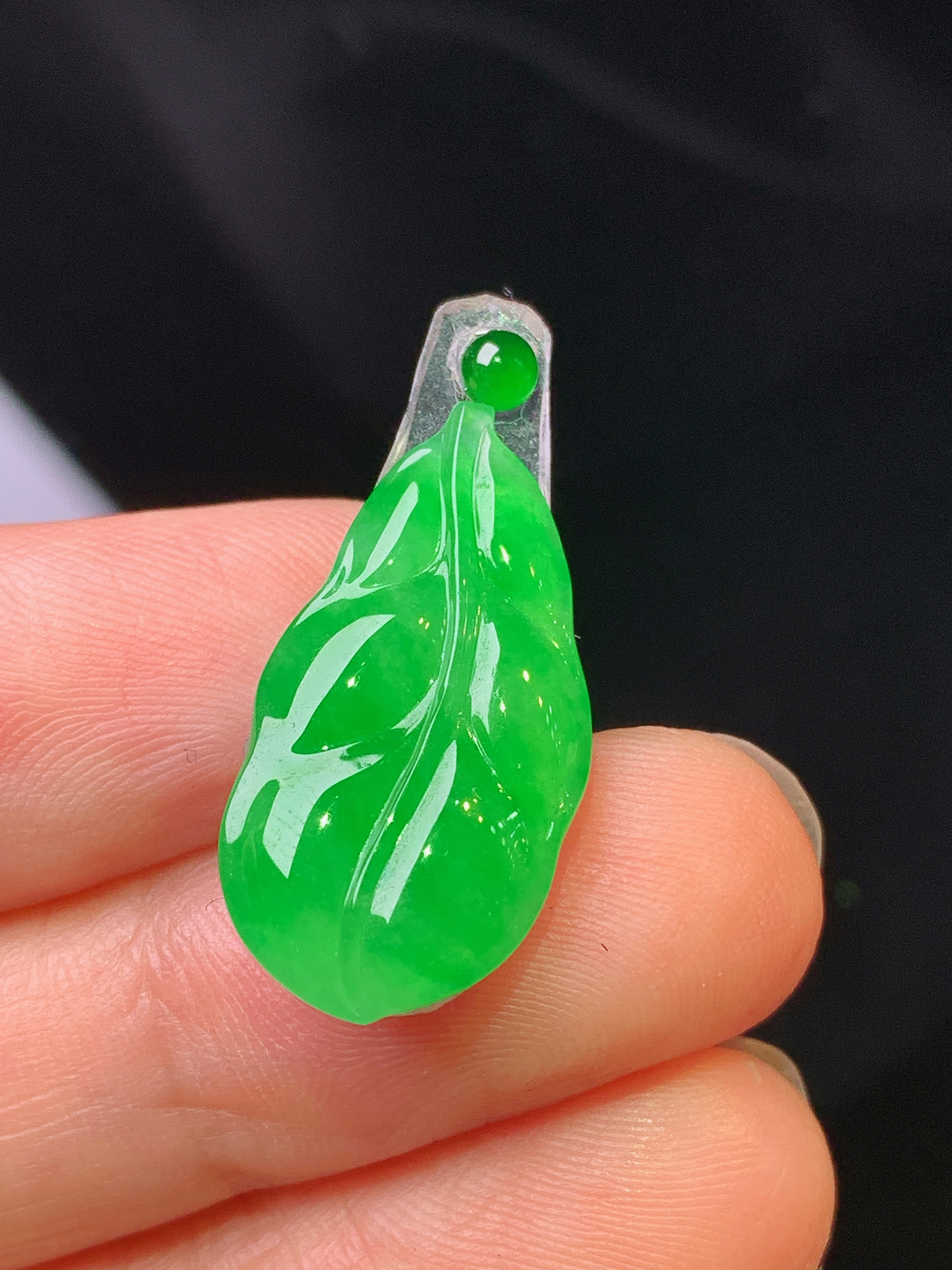 镶嵌款 满绿树叶吊坠 玉质细腻 色泽艳丽 整体尺寸23.2*12*2.6*2x