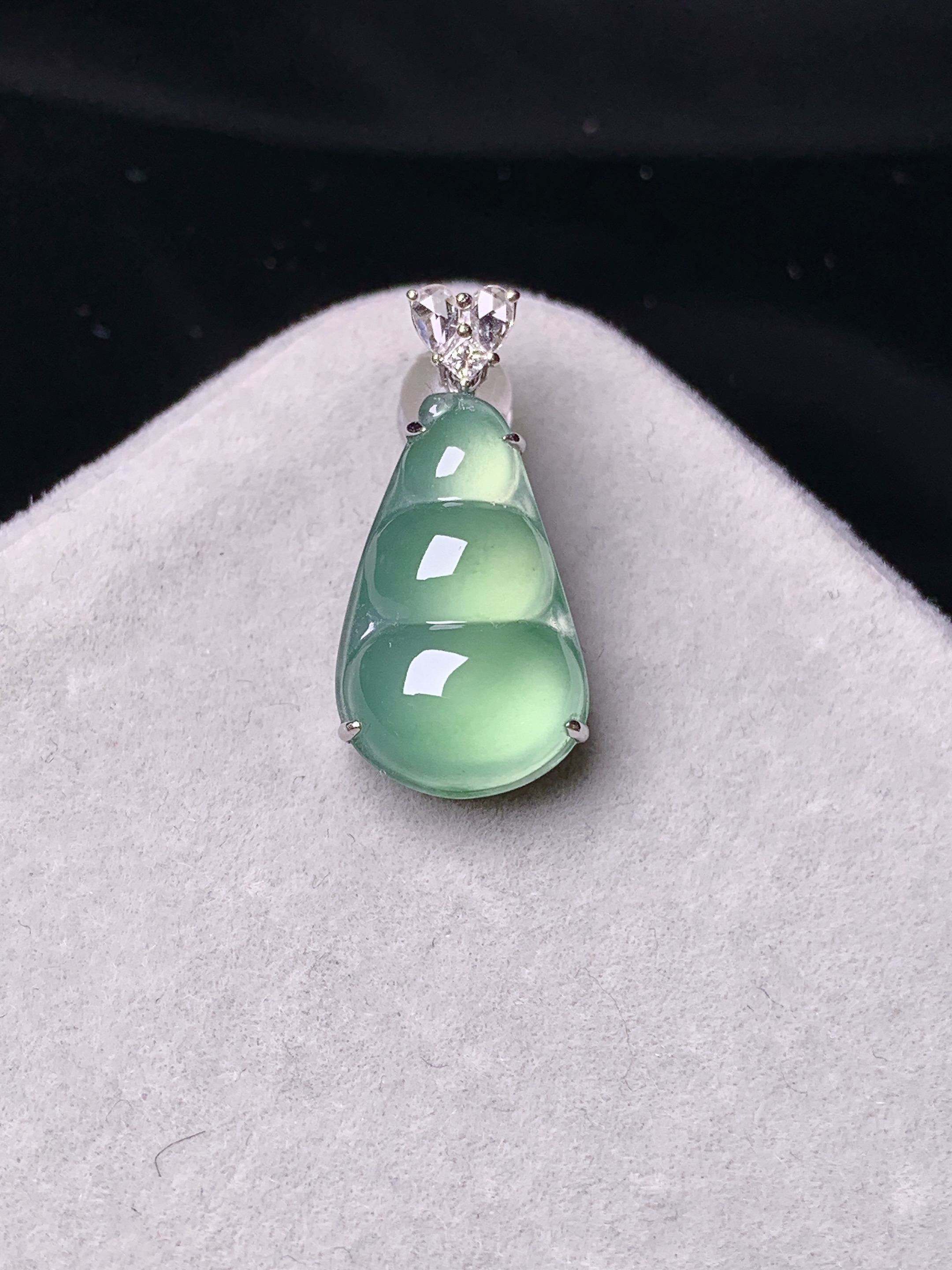 18k金钻镶嵌晴绿四季豆吊坠 玉质细腻 色泽艳丽 整体尺寸21.8*10.5*6.5y5