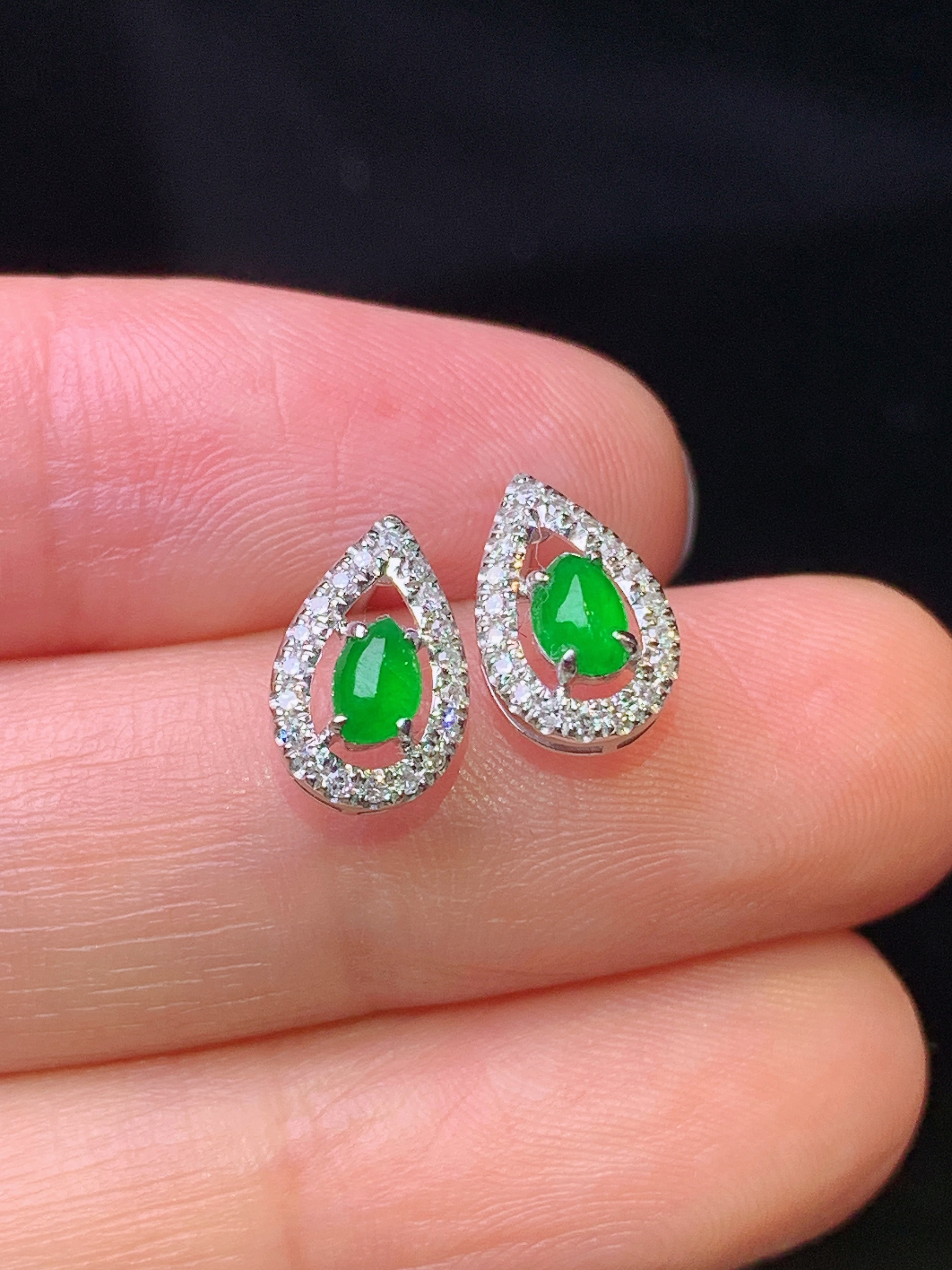 18k金钻镶嵌满绿水滴耳钉 玉质细腻 色泽艳丽 整体尺寸10.2*6.6*4.2c2