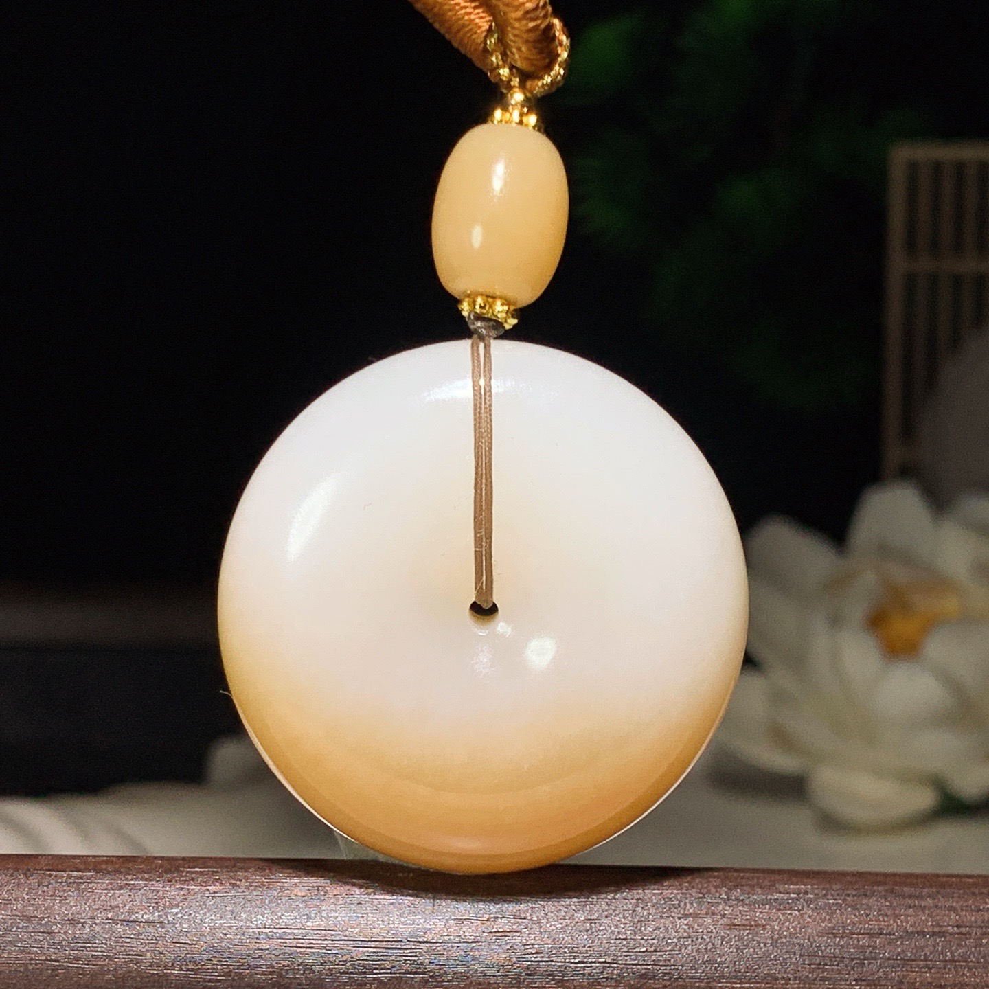 新疆和田玉白且末糖平安扣挂件。尺寸35/13重39.8克。玉质细腻油润。手推出油。佩戴高端典雅。lt260313