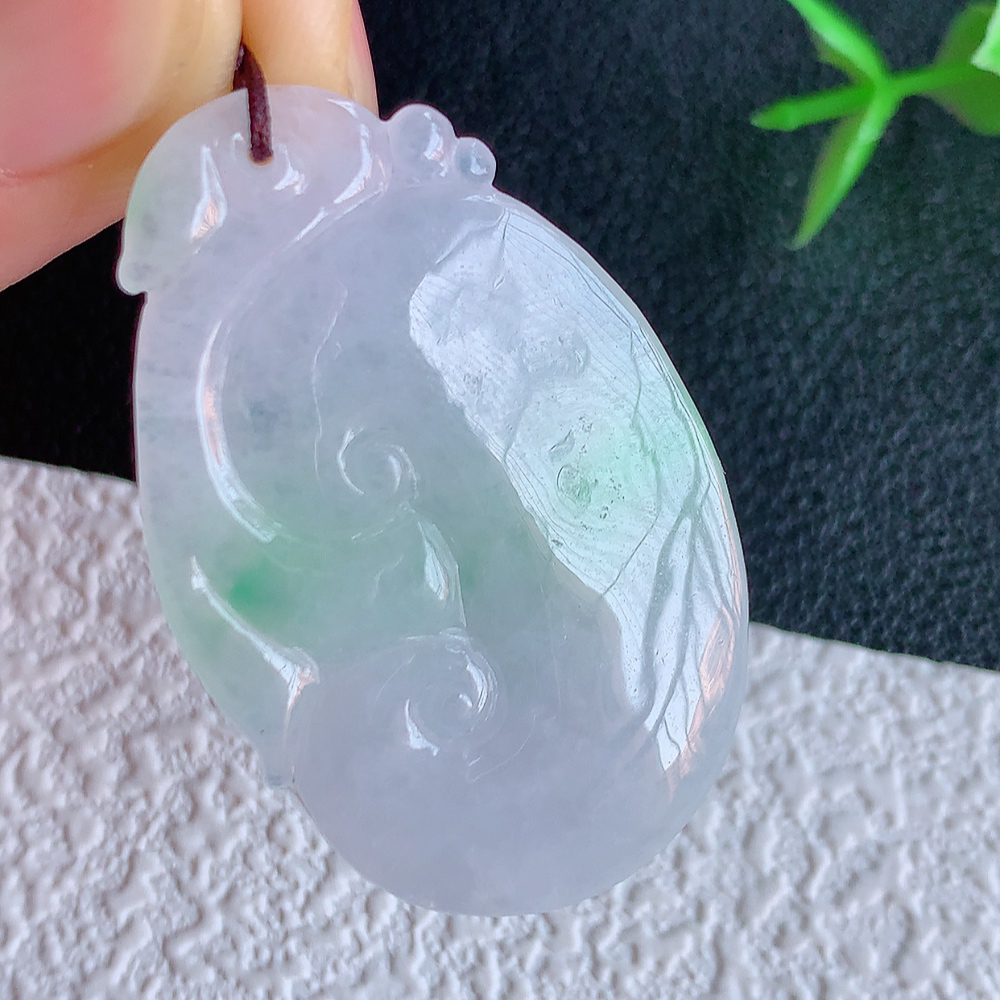 冰润飘花吉祥如意翡翠吊坠  寓意“万事如意，吉祥如意,福寿绵长 心想事成”饱满大气，通透水润  W41.12 尺寸：41.2-26.2-4.8mm