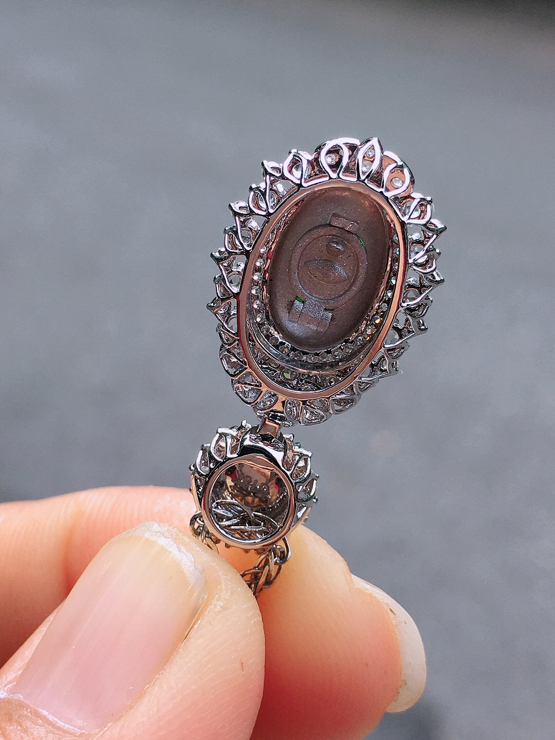 阳绿蛋面吊坠，色泽均匀艳丽，玉质细腻，荧光感超
强，饱满圆润，尽显优雅气质，18k
金豪华镶嵌