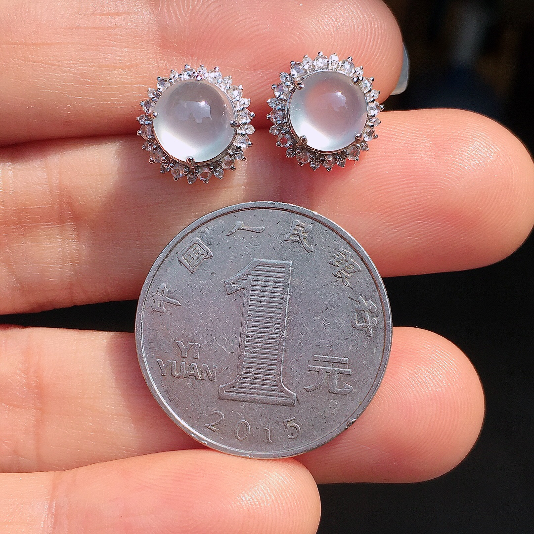 玻璃种蛋面耳钉，玉质细腻，荧光感超
强，饱满圆润，尽显优雅气质，18k
金豪华镶嵌