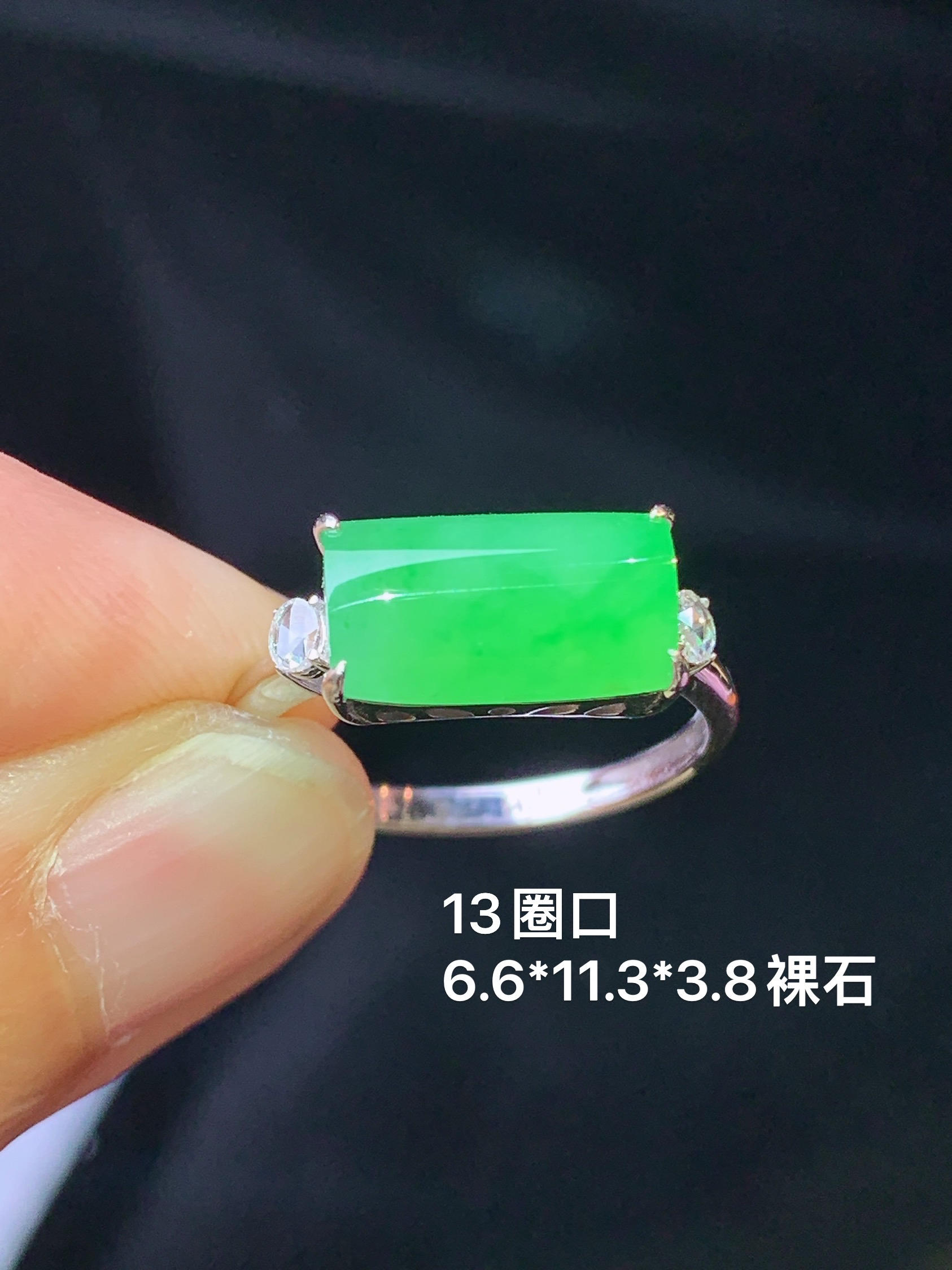 18k金钻镶嵌翠绿玉柱戒指 玉质细腻 色泽艳丽 圈口13 整体尺寸6.6*11.3*3.8j2