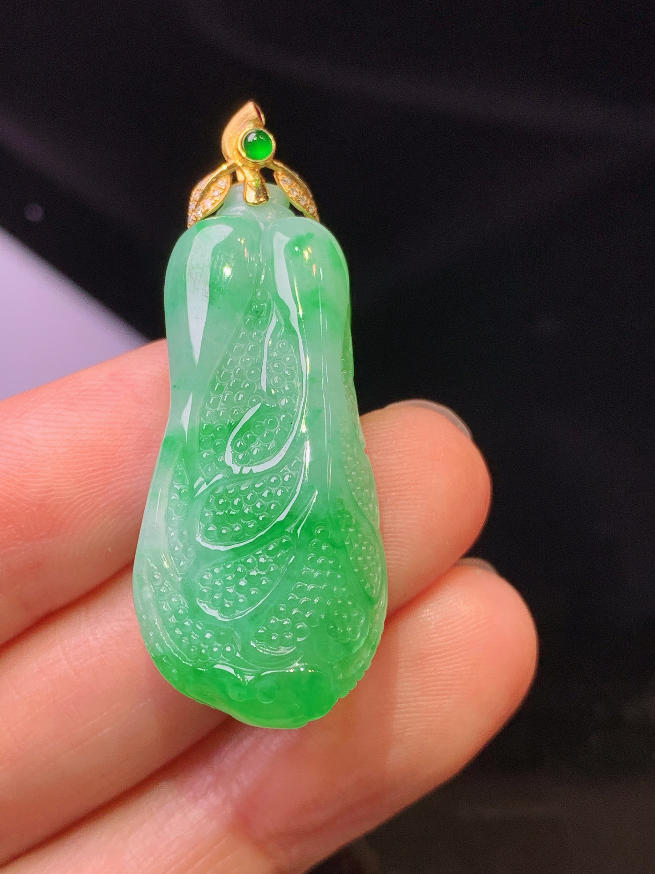18k金钻镶嵌飘绿白菜吊坠 玉质细腻 色泽艳丽 整体尺寸40.5*16.2*9.8x1