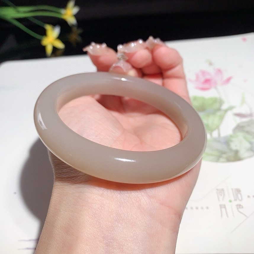 和田玉57圈口藕粉色手镯，玉质细腻油润 底色纯净 脂粉好，品质好！