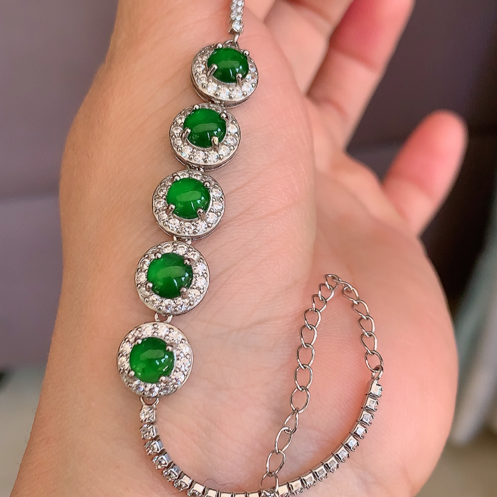 冰润满绿翡翠蛋面手链，水水润润，珠圆玉润，颜色鲜艳，妙明清净，清秀高雅，佩戴效果优雅迷人！性价比超值