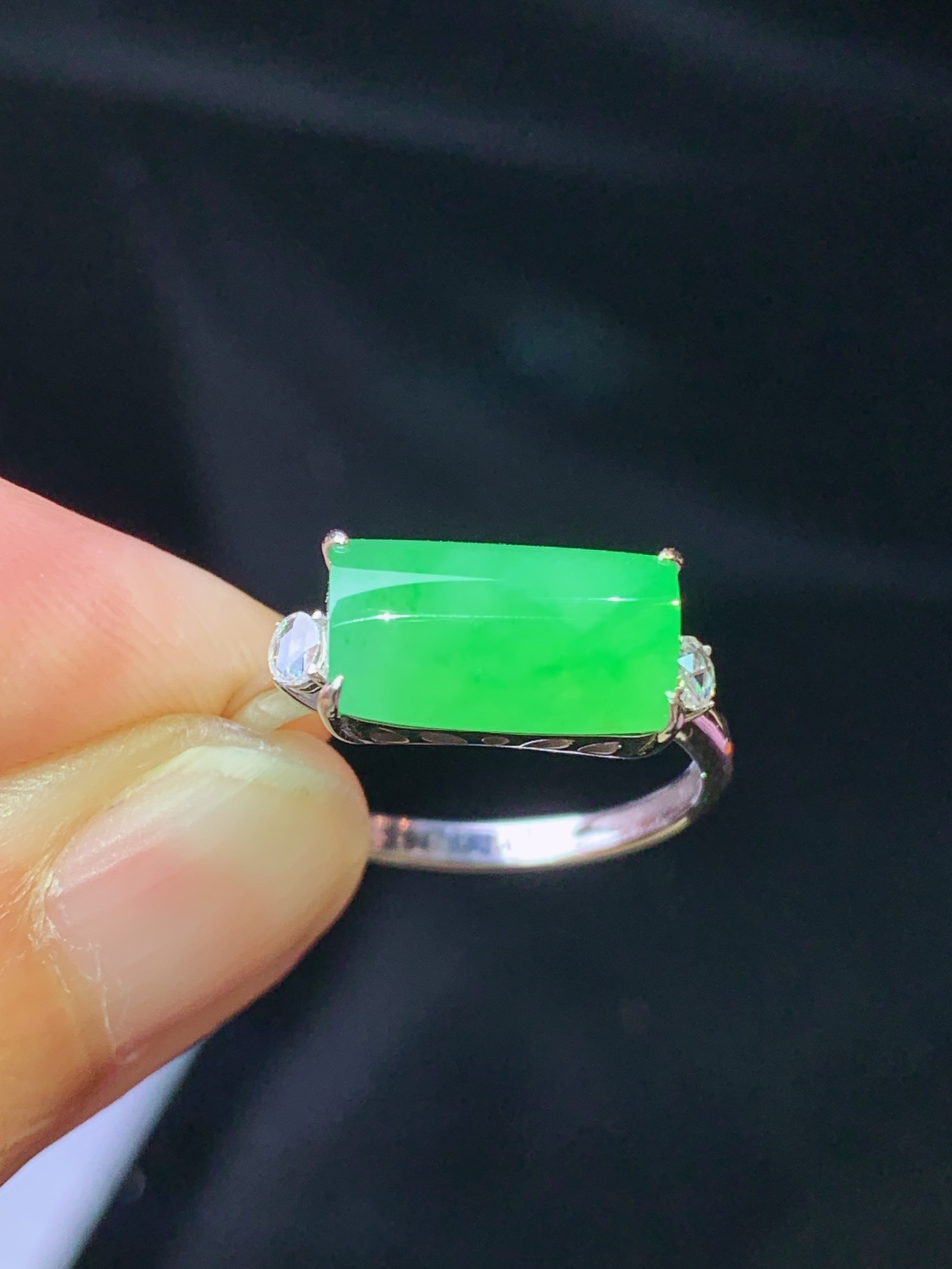 18k金钻镶嵌翠绿玉柱戒指 玉质细腻 色泽艳丽 圈口13 整体尺寸6.6*11.3*3.8j2