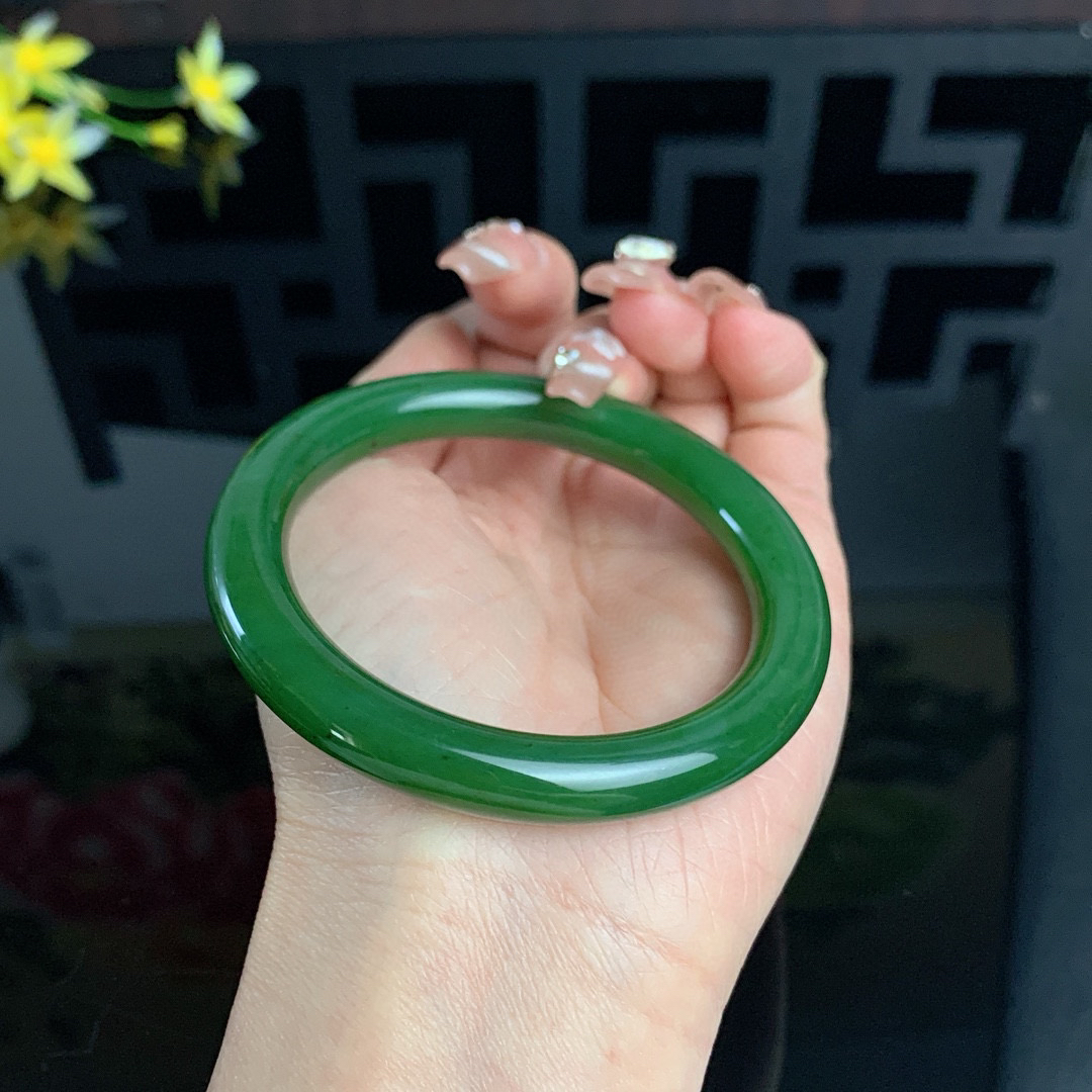 和田玉57圈口菠菜绿圆条碧玉手镯，玉质细腻油润 底色纯净 无纹裂 脂粉好，品质高。
