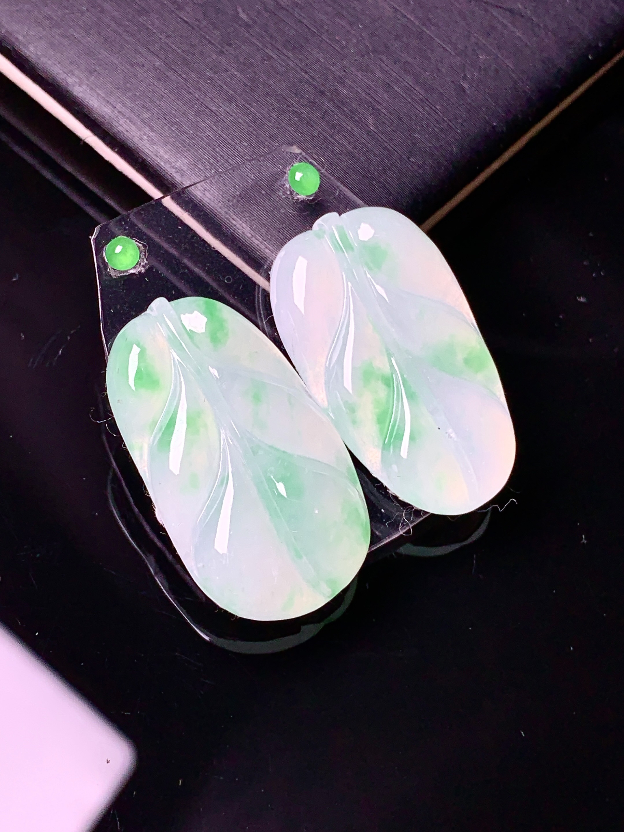 镶嵌款 飘绿树叶吊坠 玉质细腻 色泽艳丽 整体尺寸24.5*13.5*3.5*2x