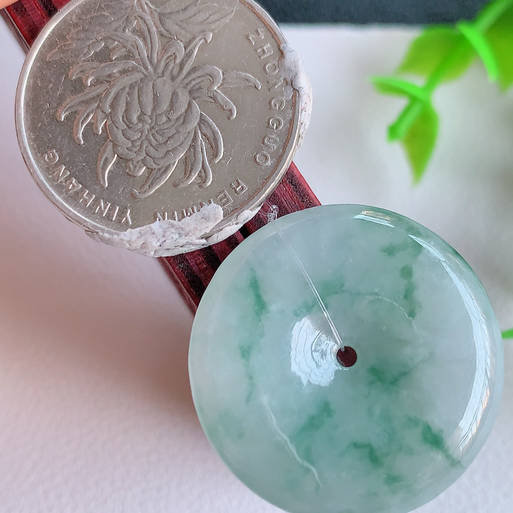 冰润飘花平安扣吊坠，厚装饱满，冰润剔透，细腻水足，种质润泽，飘花灵动，佩戴优雅大气，W49.12   尺寸：26.6-5.1mm