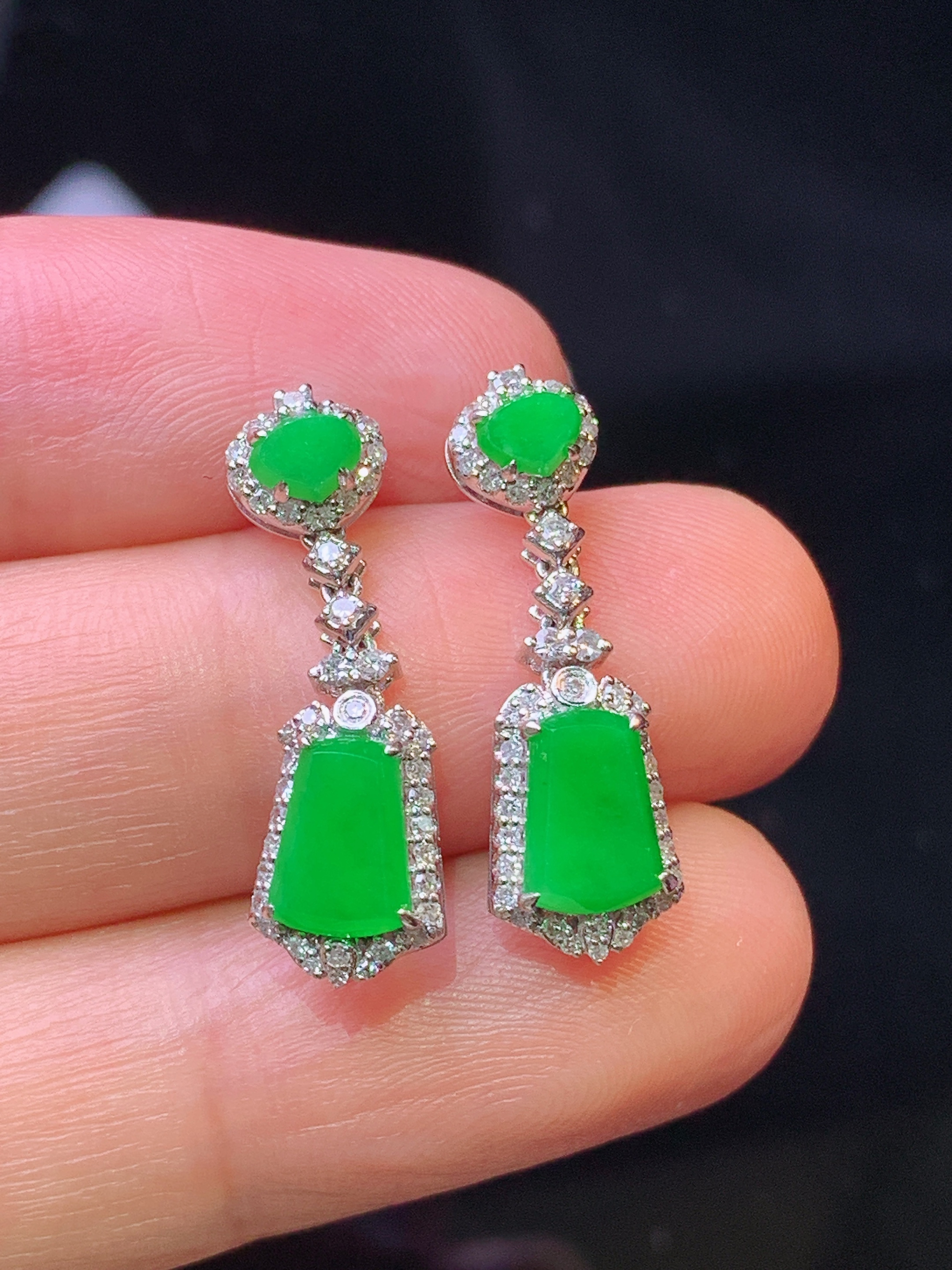 18k金钻镶嵌满绿无事牌吊坠 玉质细腻 色泽艳丽 整体尺寸23*7.2*4.2c2