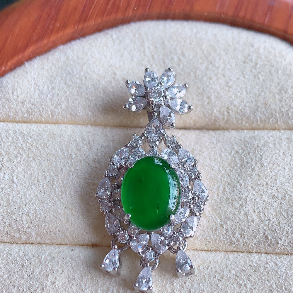 冰润飘绿蛋面翡翠吊坠，质地细腻，清秀高雅，饱满圆润  款式大方经典，颜色鲜艳，沁人心脾，高质量精品 