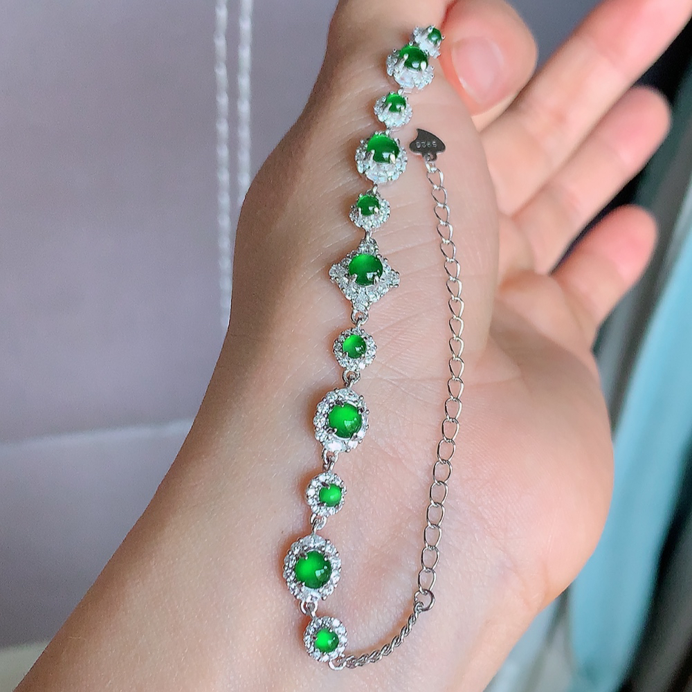 冰润满绿翡翠蛋面手链，水水润润，珠圆玉润，颜色鲜艳，妙明清净，清秀高雅，佩戴效果优雅迷人！性价比超值 W502.12  取一尺寸：13-9-4.8mm    裸石尺寸：4mm