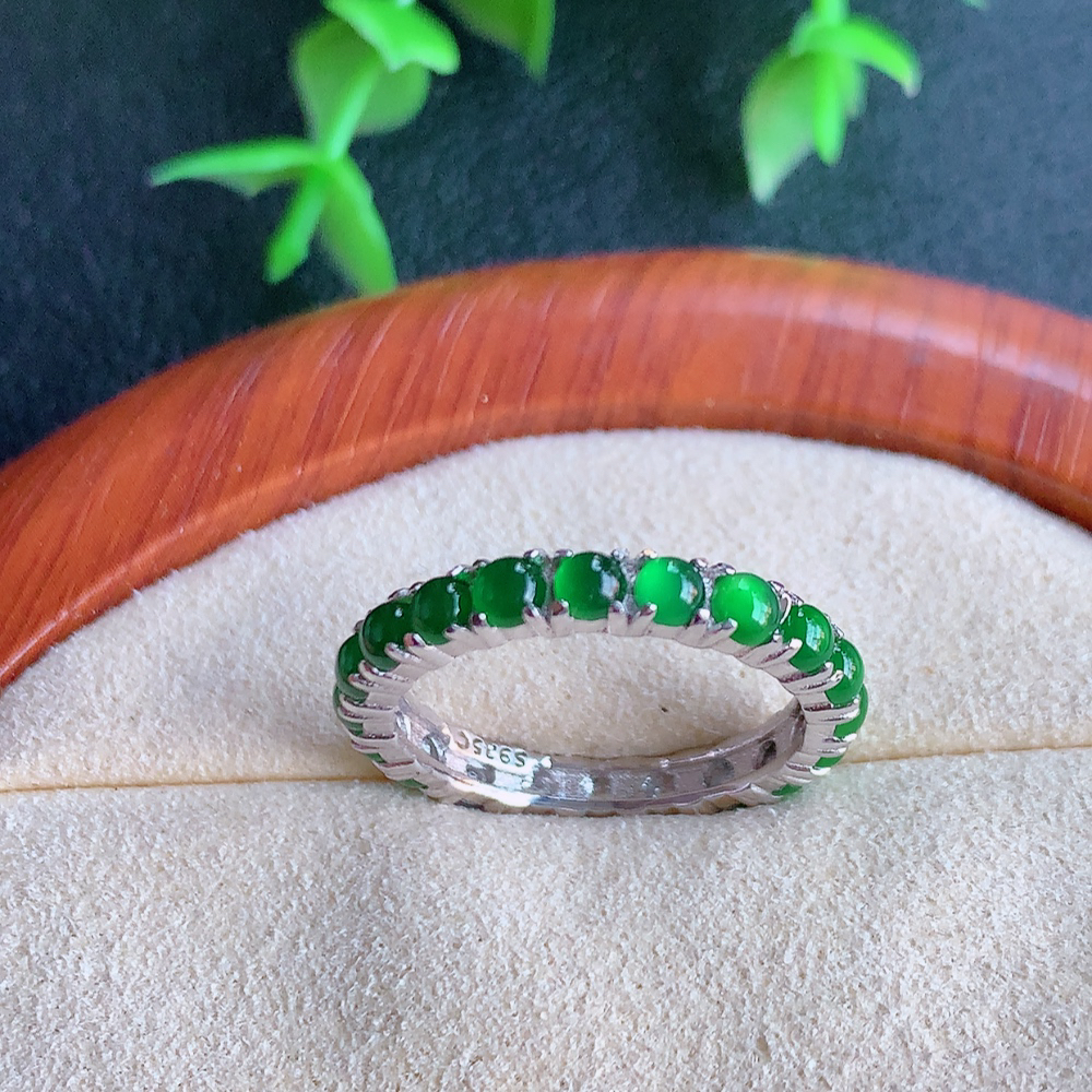 冰润满绿圆珠翡翠戒指  玉质细腻  冰清玉润  飘花灵动  颜色漂亮  W 815.15  内径尺寸：17-3-2.8mm   裸石尺寸：3mm