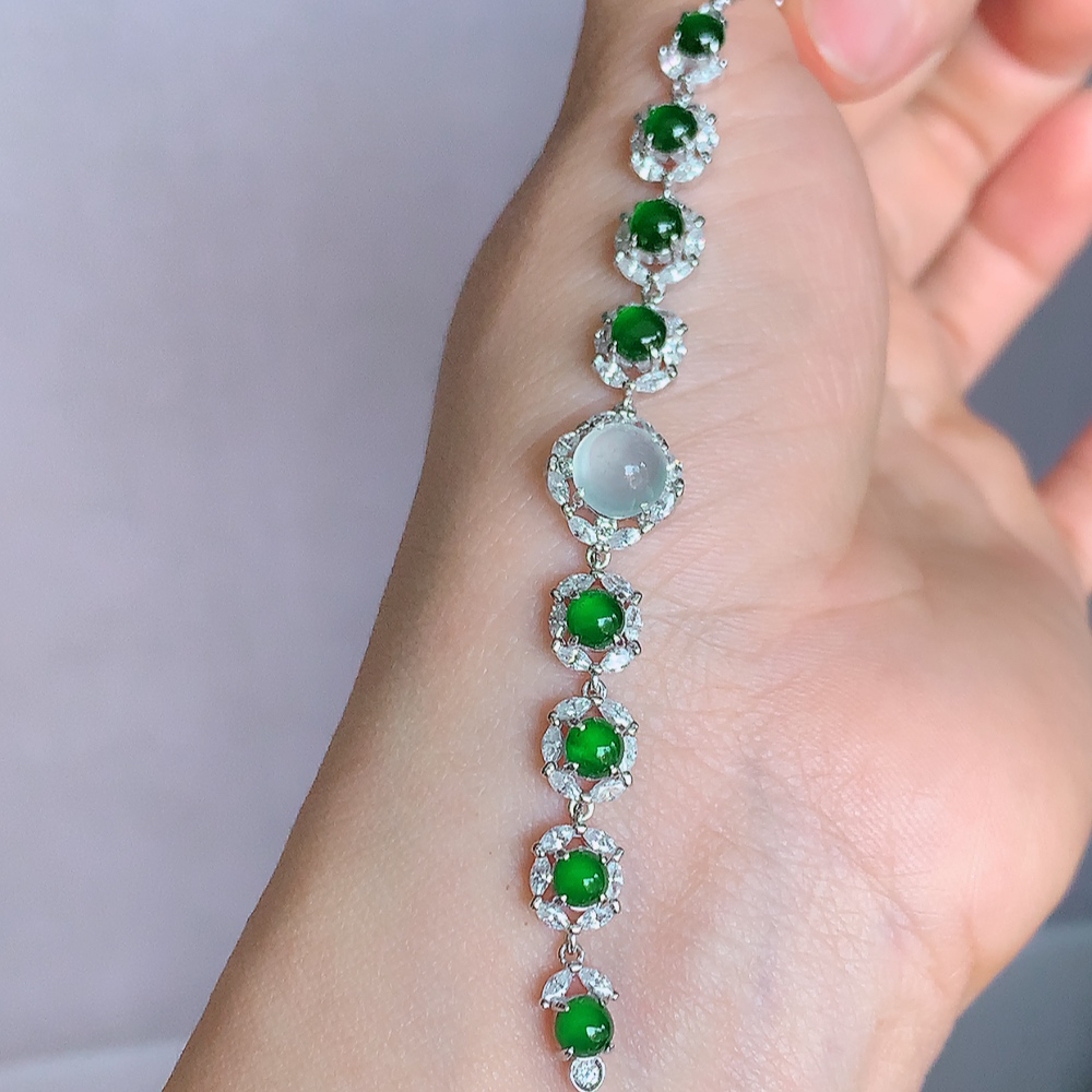 冰润满绿翡翠蛋面手链，水水润润，珠圆玉润，颜色鲜艳，妙明清净，清秀高雅，佩戴效果优雅迷人！性价比超值 W502.12  取一尺寸：11.3-10.5-6.3mm    裸石尺寸：6.8mm