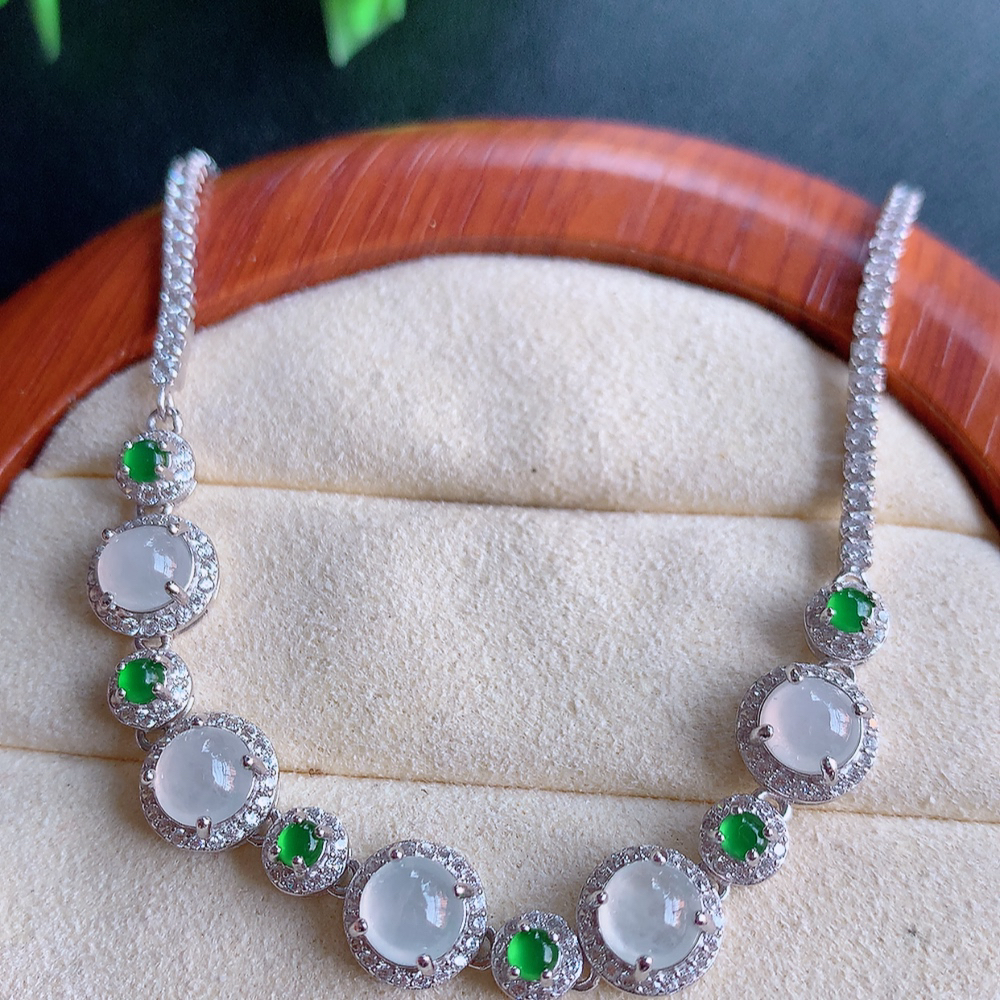 冰润翡翠蛋面手链，水水润润，珠圆玉润，颜色鲜艳，妙明清净，清秀高雅，佩戴效果优雅迷人！性价比超值 W