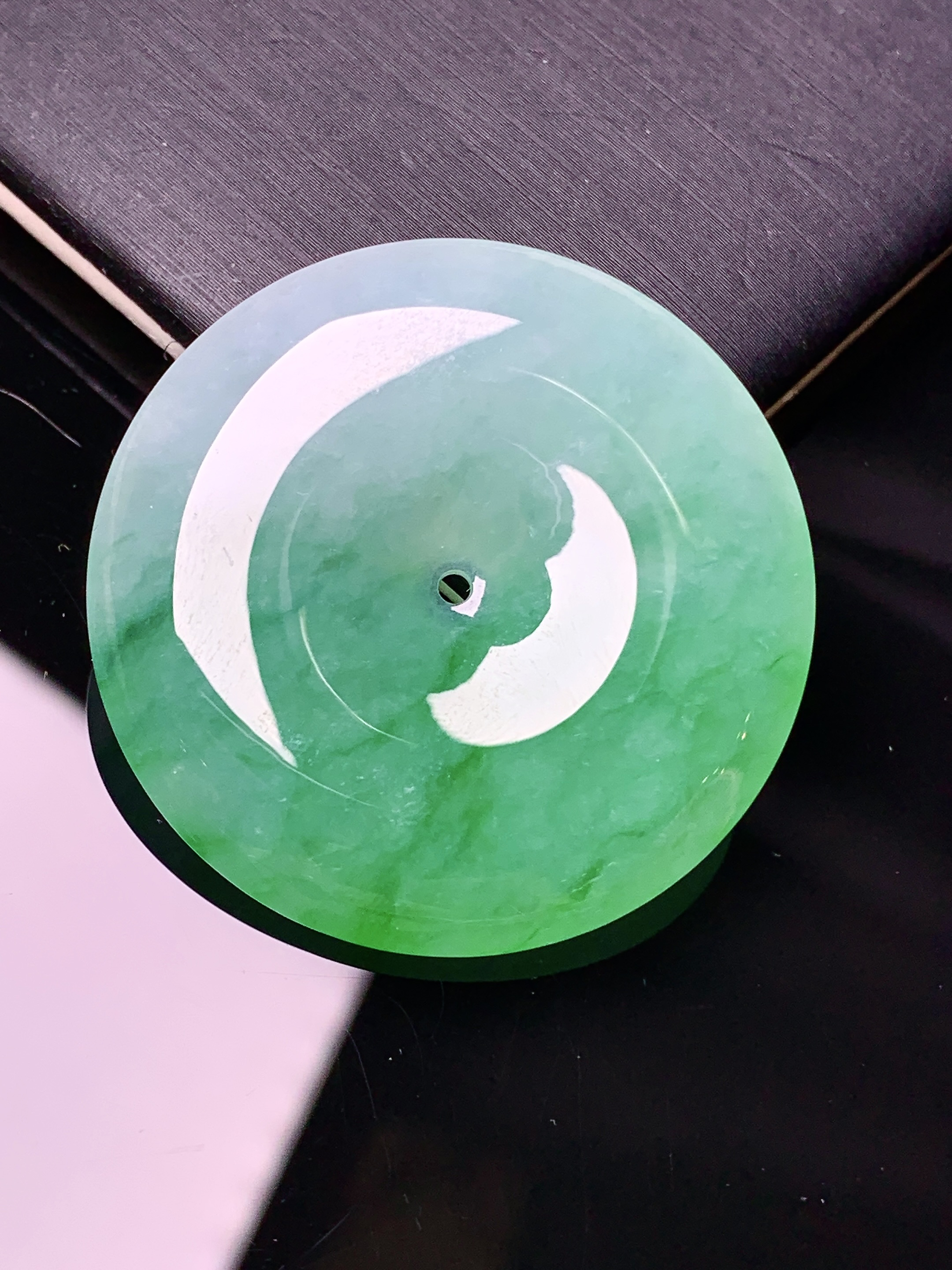 飘绿平安扣吊坠 玉质细腻 色泽艳丽 整体尺寸34.8*6.3