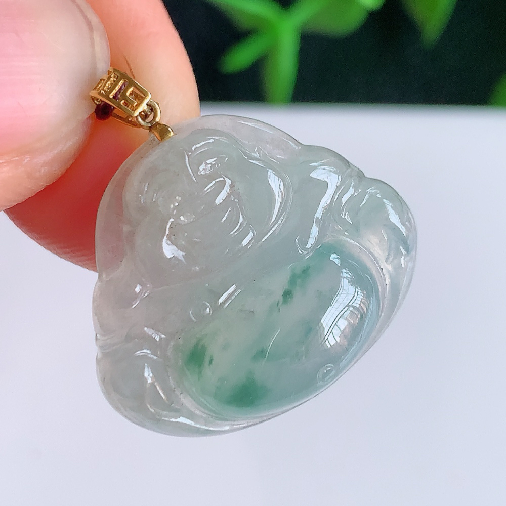 18k金扣冰润飘花佛公挂件 玉质细腻  精雕弥勒佛，笑佛福耳垂肩，面相喜庆，开怀大笑，憨态可掬。惟妙