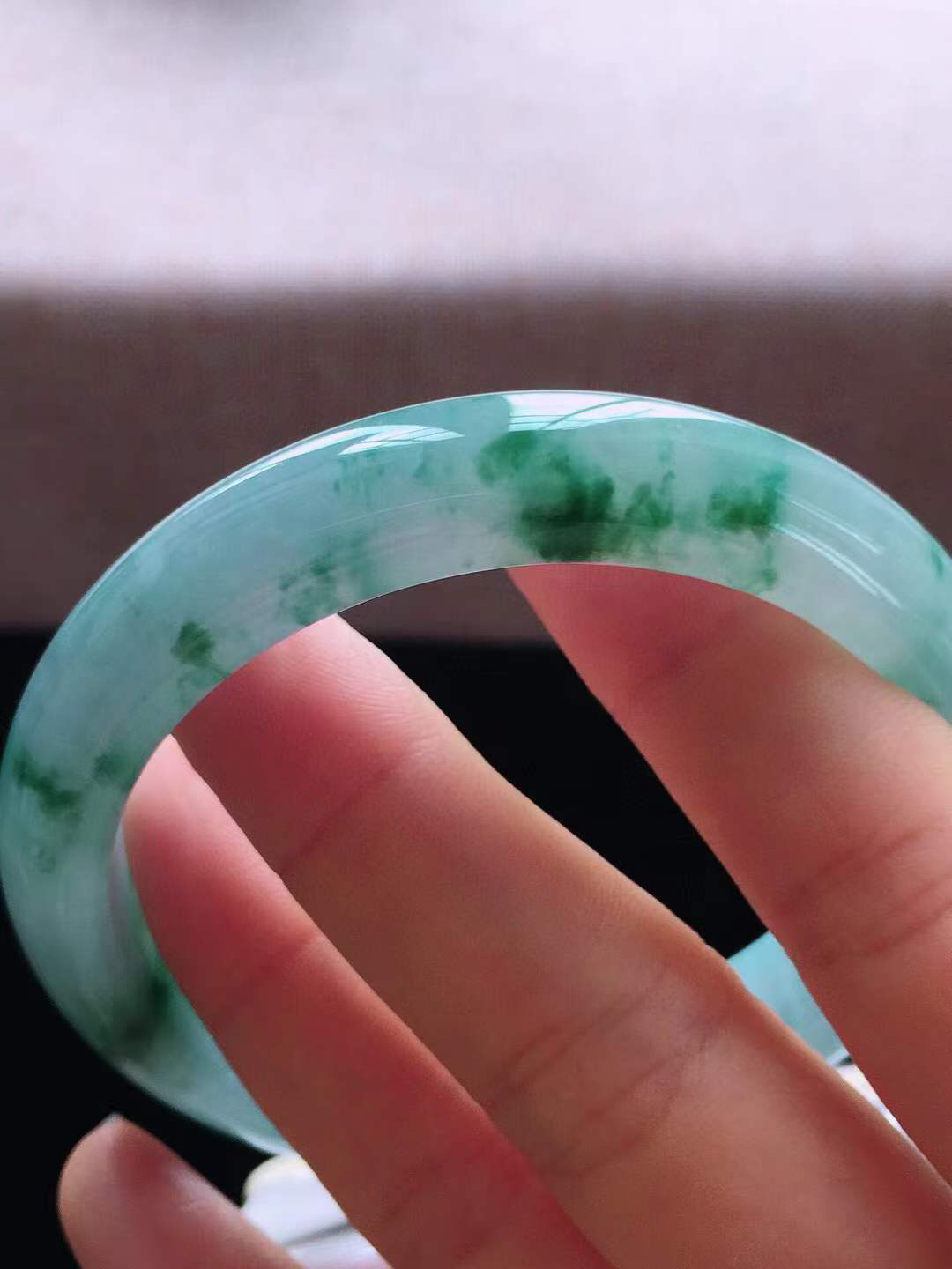 【翡翠名称】老种冰紫飘花59正圈口手镯
【翡翠尺寸】59*12*8mm适合58-60正圈口佩戴
【翡翠描述】宝贝种老水足，玉质细腻，色泽靓丽，性价比高，佩戴效果好！
【其它赠送】权威证书/精美挂绳盒子/支持全国复检