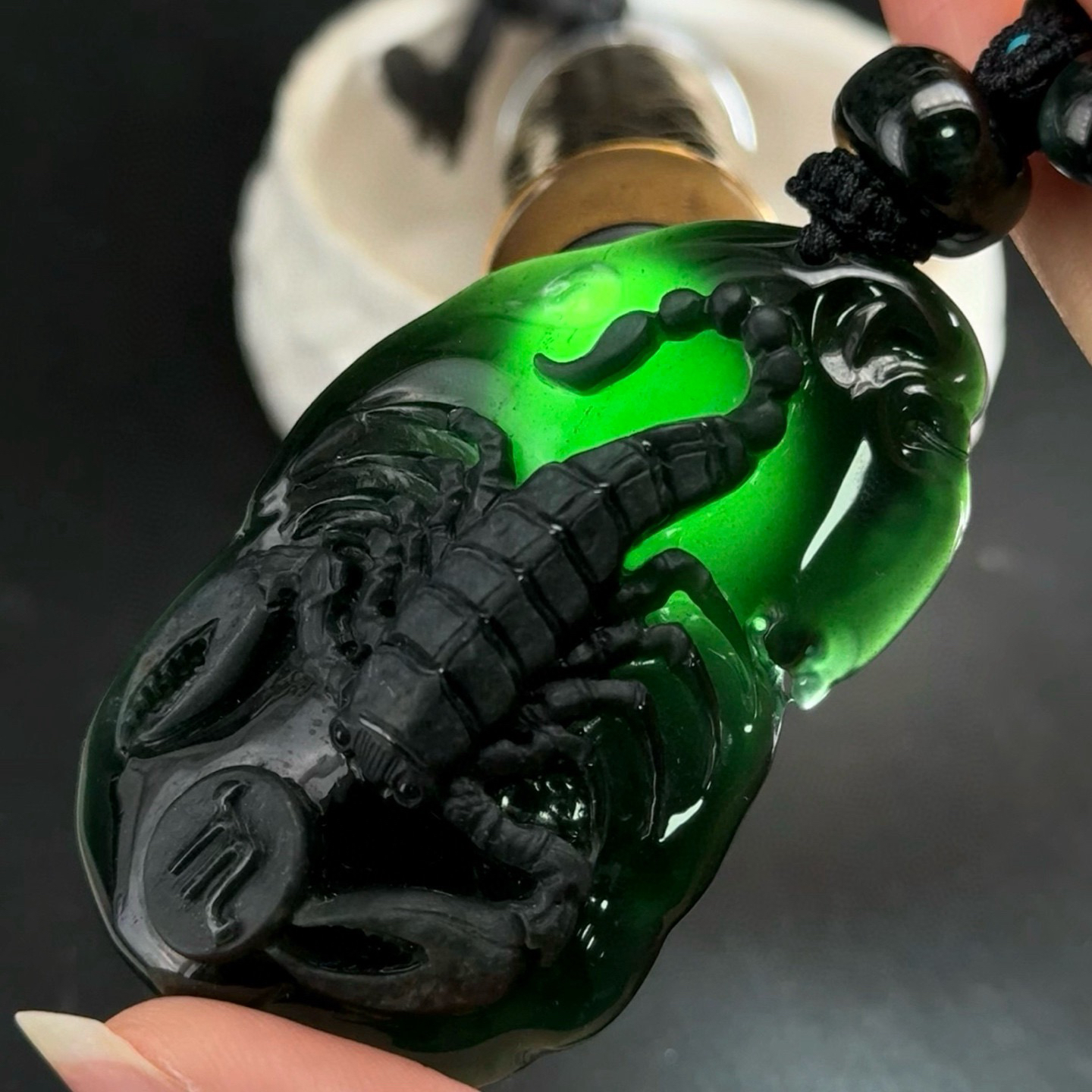 精品墨翠天蝎座墨翠牌 种好色正 黑度极好 打灯通透 油性十足 链子也是墨翠的