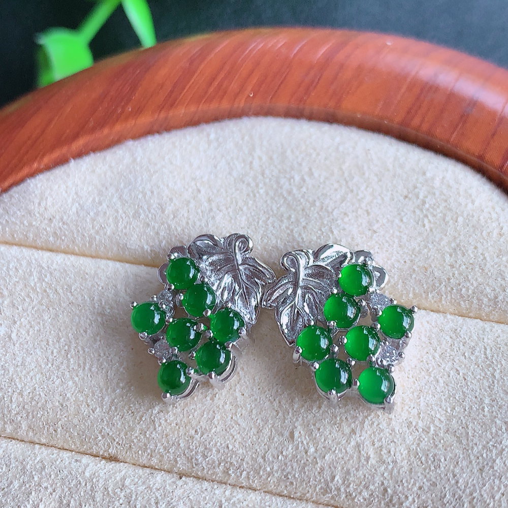 冰润满绿翡翠耳坠，自然光实拍，颜色漂亮，种老水足，品相佳，佩戴佳品！W815.12  取一尺寸： 16.5-11.5-3.5mm  裸石尺寸：3mm