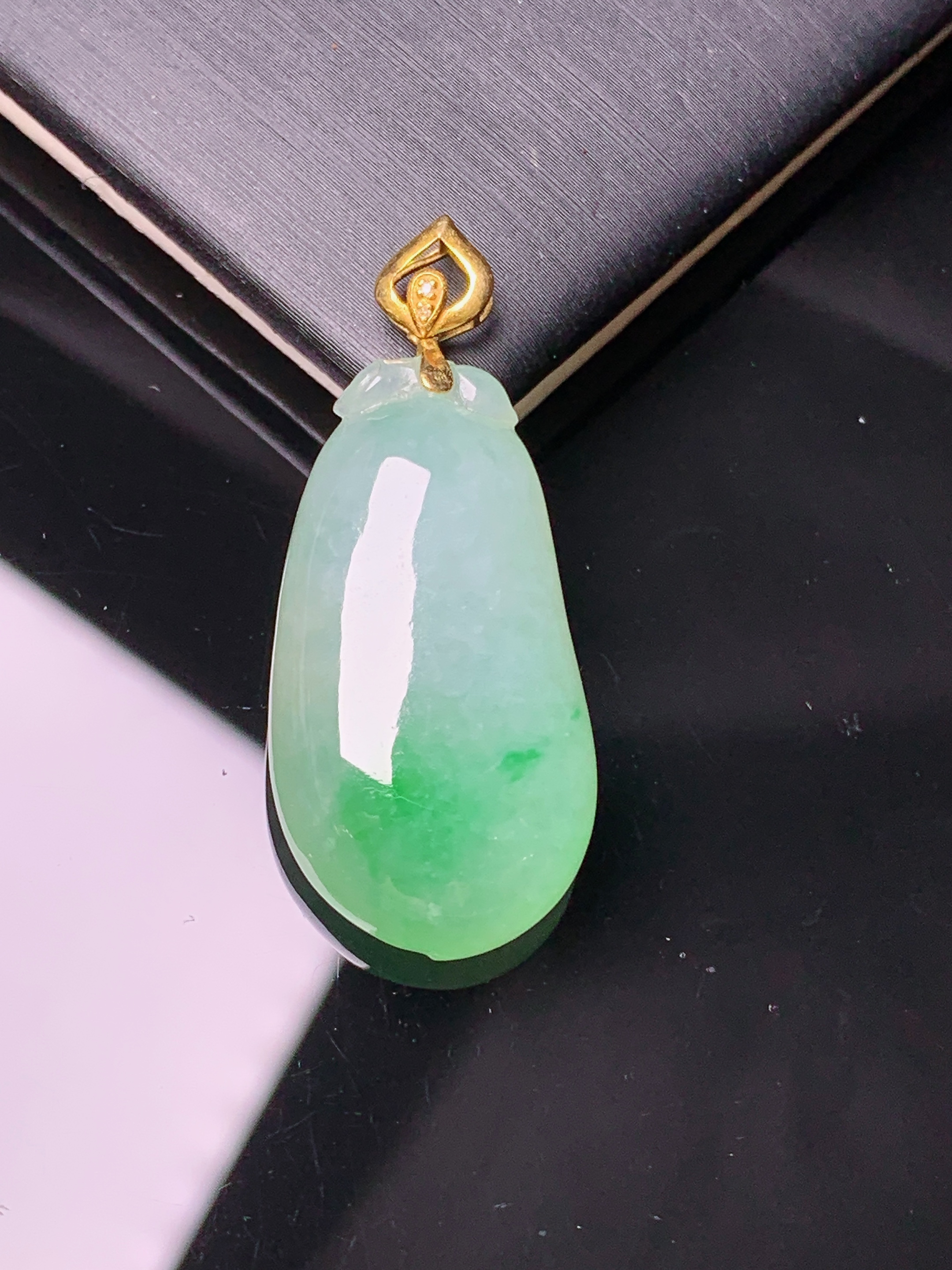 18k金镶嵌飘绿福瓜吊坠 玉质细腻 色泽艳丽 整体尺寸35.8*15*7m1