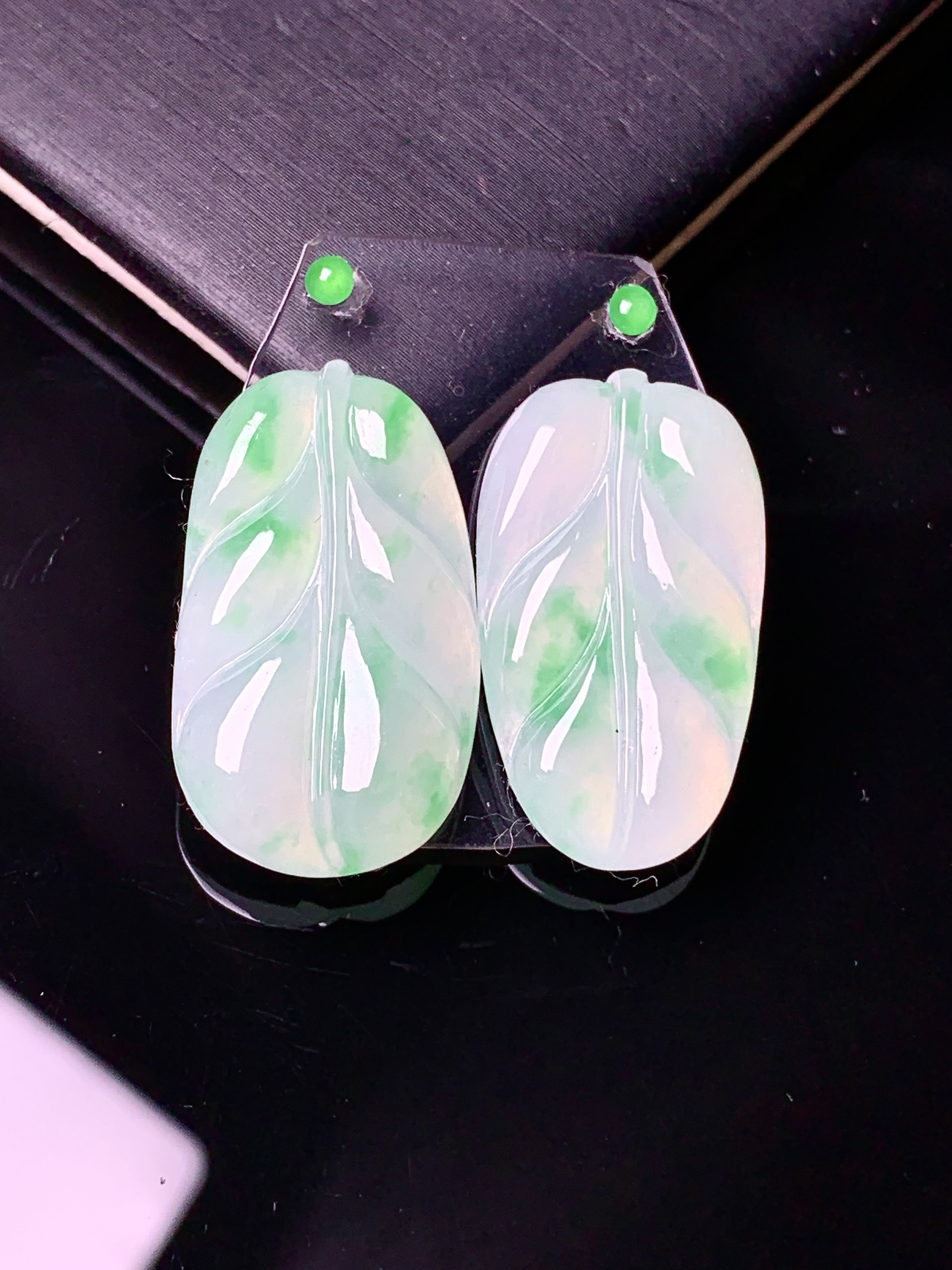 镶嵌款 飘绿树叶吊坠 玉质细腻 色泽艳丽 整体尺寸24.5*13.5*3.5*2x