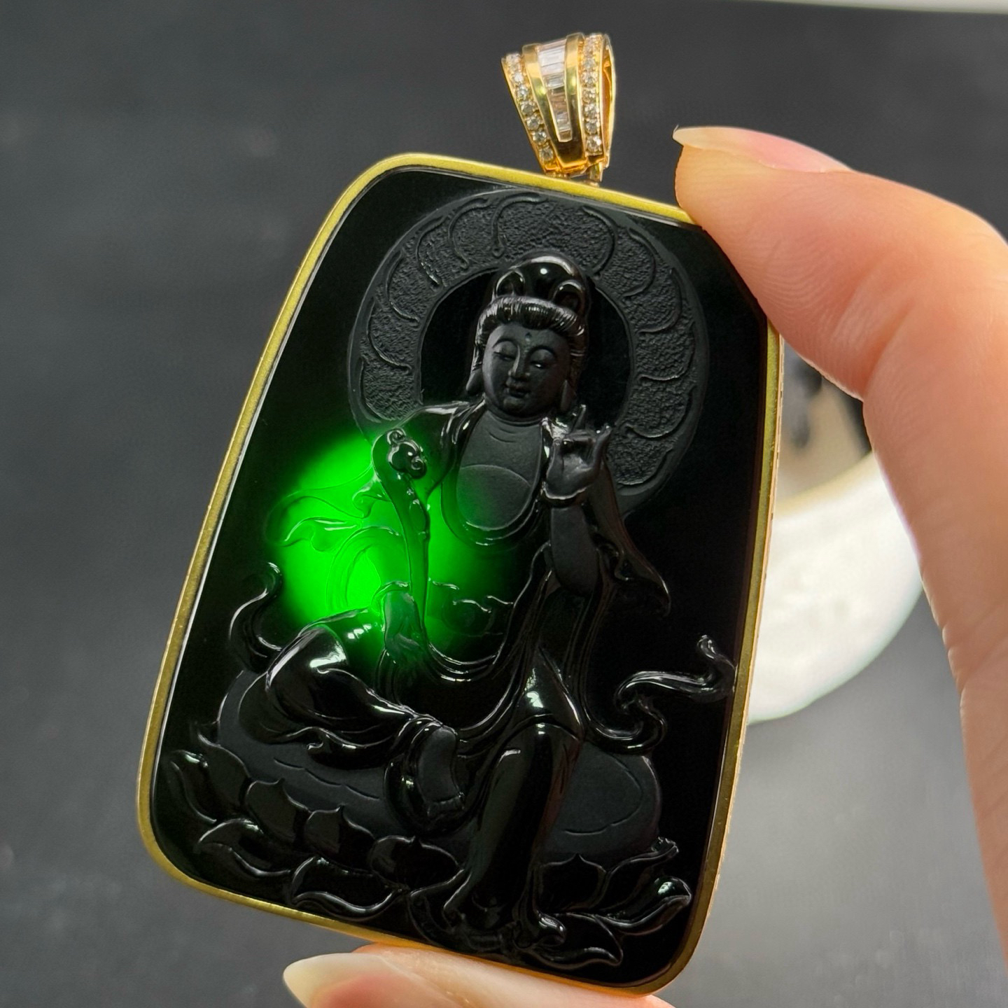 精品18k墨翠观音 种好色正 黑度极好 打灯通透 油性十足 尺寸64.6