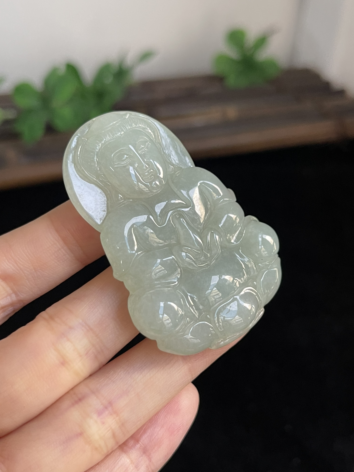 翡翠淡绿色吊坠