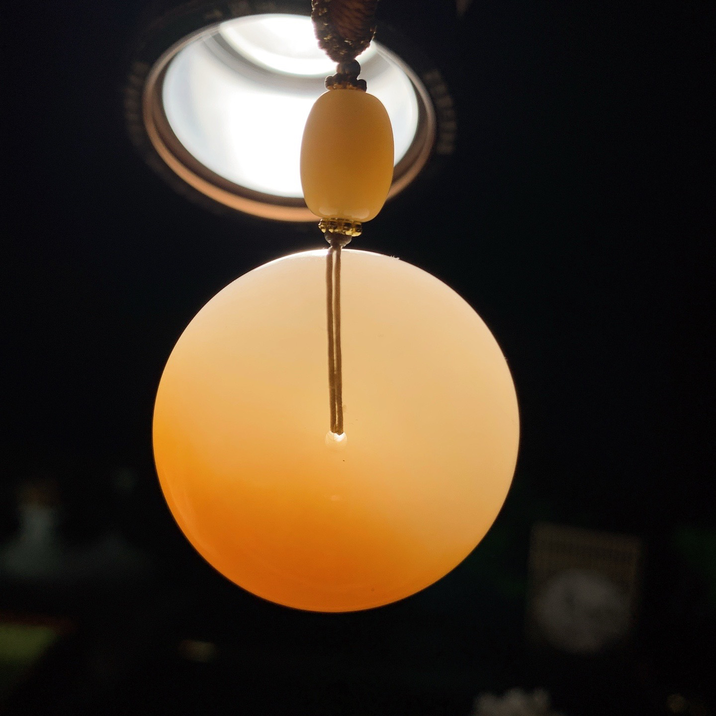 新疆和田玉白且末糖平安扣挂件。尺寸35/13重39.8克。玉质细腻油润。手推出油。佩戴高端典雅。lt260313