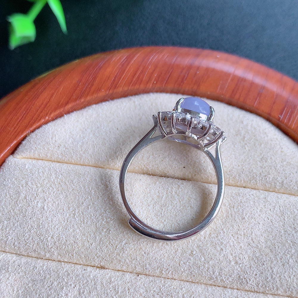 冰润紫罗兰精美环形翡翠戒指  玉质细腻  冰清玉润  飘花灵动  颜色漂亮  W815.12  内径尺寸：17-13.8-8mm   裸石尺寸：7.8mm