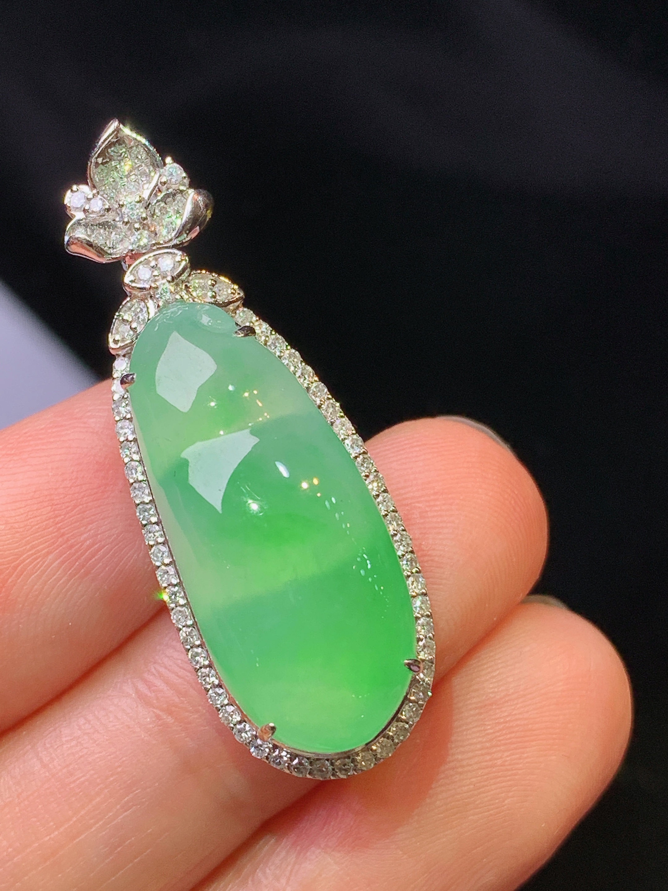 18k金钻镶嵌翠绿四季豆吊坠 玉质细腻 色泽艳丽 整体尺寸35.7*13*10.8f1