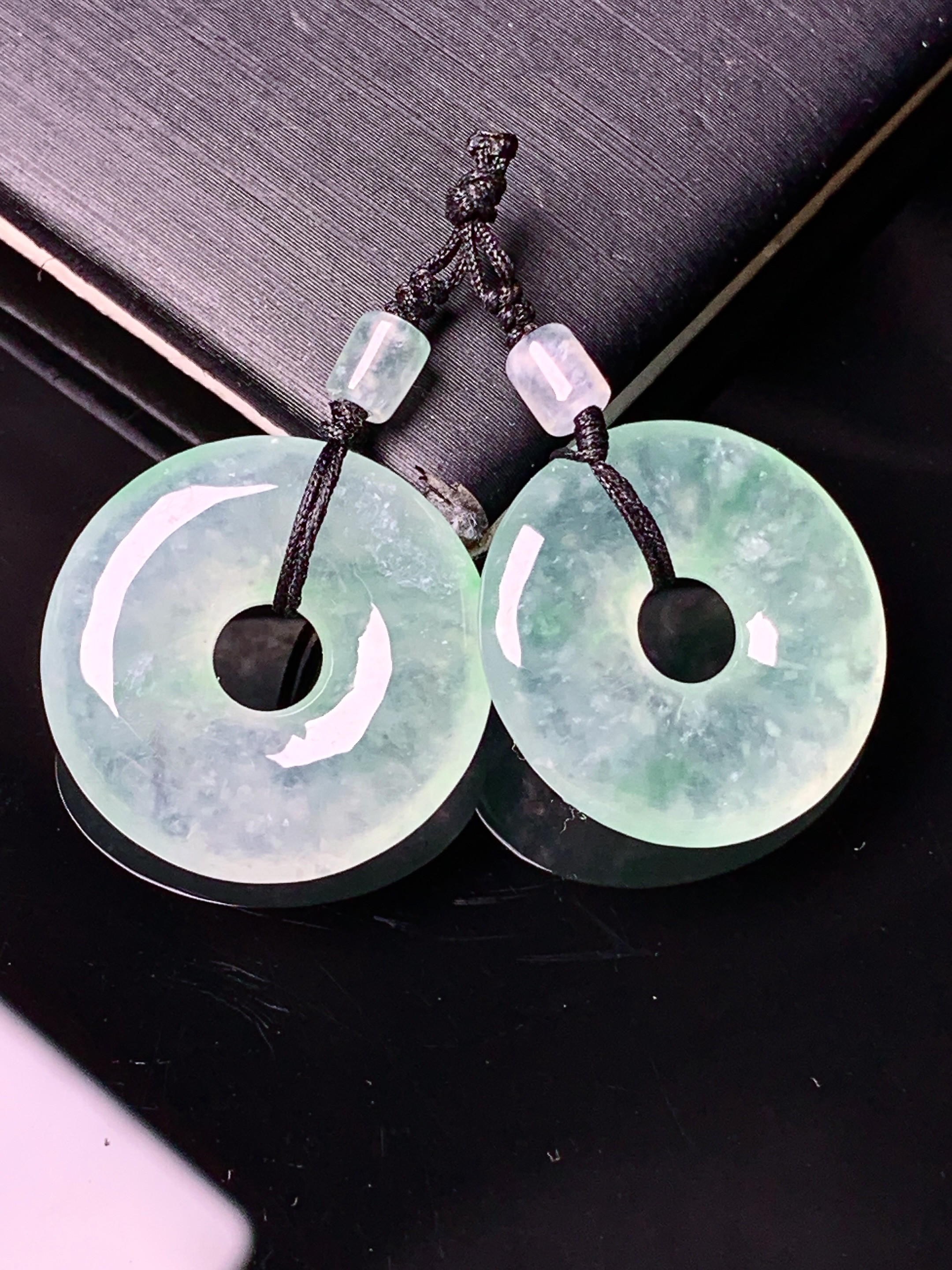 冰种飘绿平安环一对 玉质细腻 色泽艳丽 整体尺寸19*3.7*2x