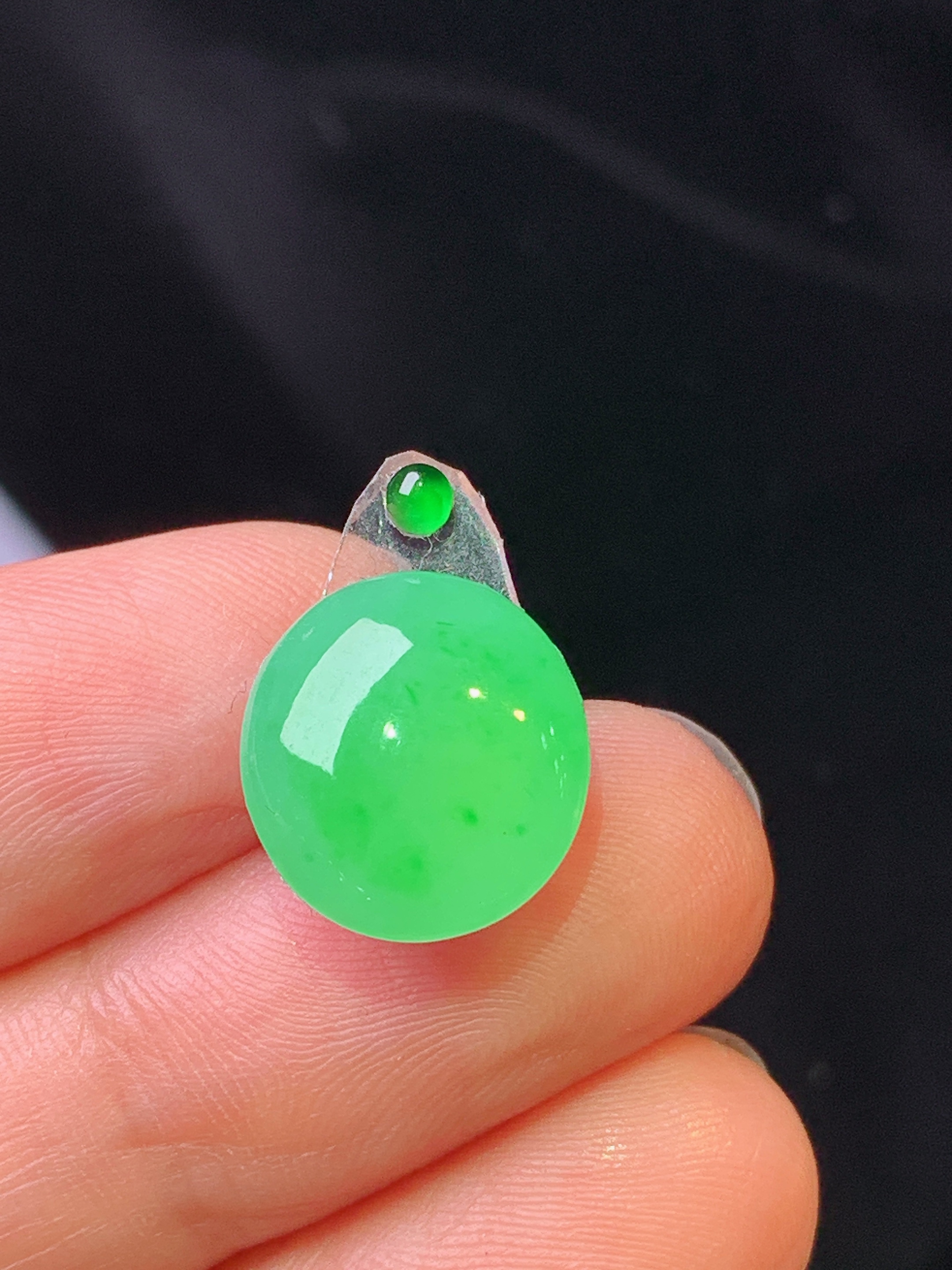 镶嵌款 翠绿蛋面吊坠 玉质细腻 色泽艳丽 整体尺寸13.2*12*4.6*2x