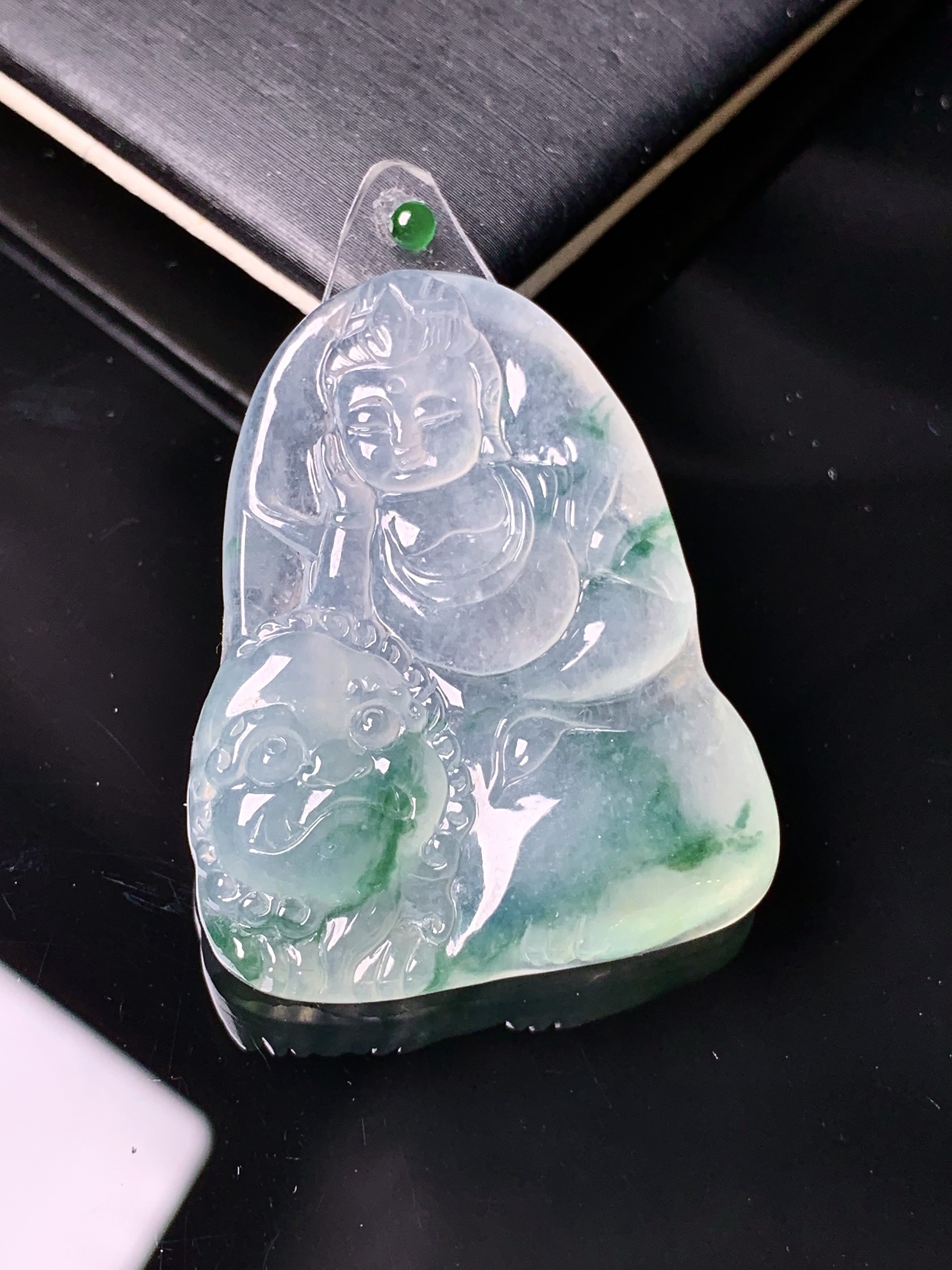 镶嵌款 飘绿文殊观音菩萨吊坠 玉质细腻 色泽艳丽 整体尺寸36.2*29.3*4.8