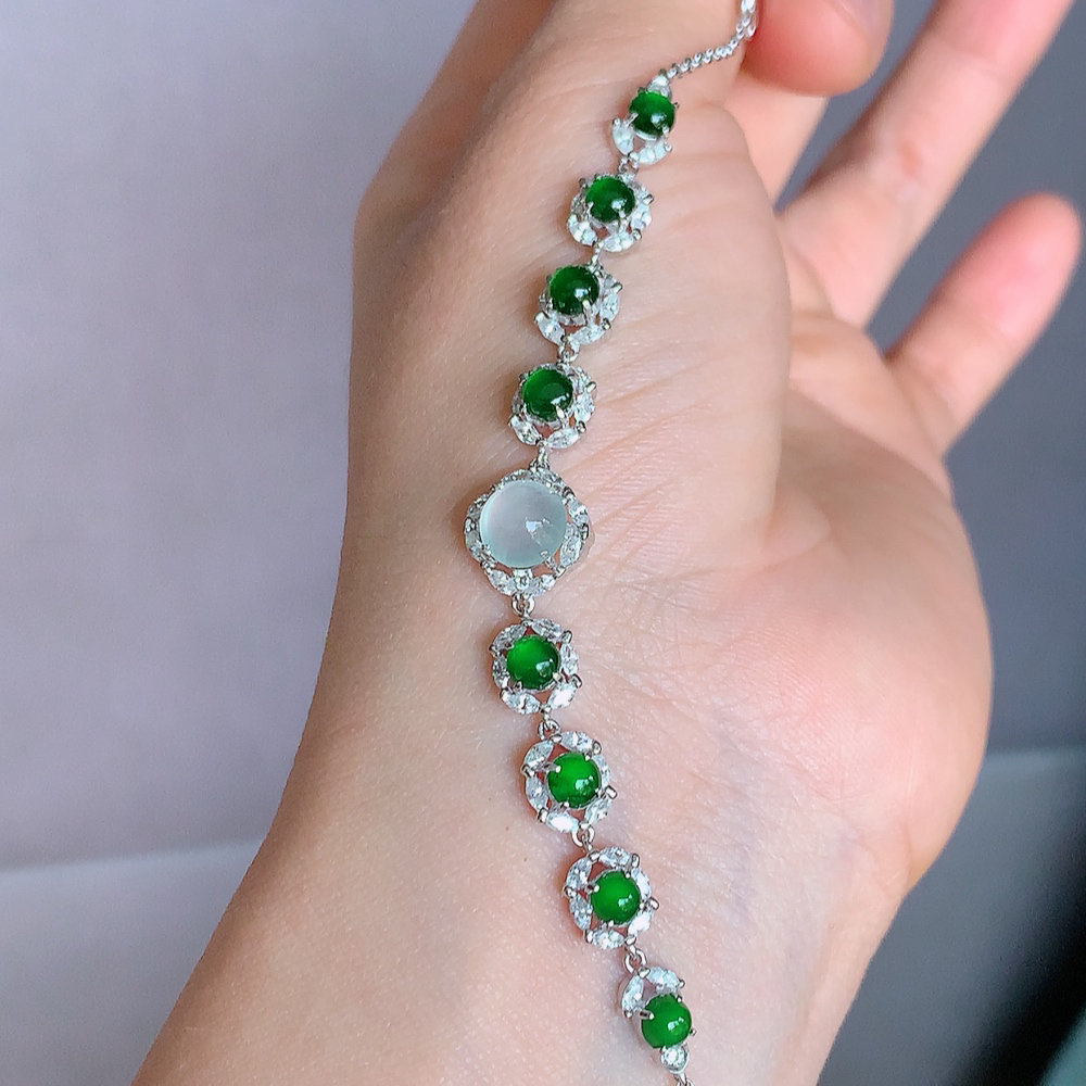 冰润满绿翡翠蛋面手链，水水润润，珠圆玉润，颜色鲜艳，妙明清净，清秀高雅，佩戴效果优雅迷人！性价比超值 W502.12  取一尺寸：11.3-10.5-6.3mm    裸石尺寸：6.8mm