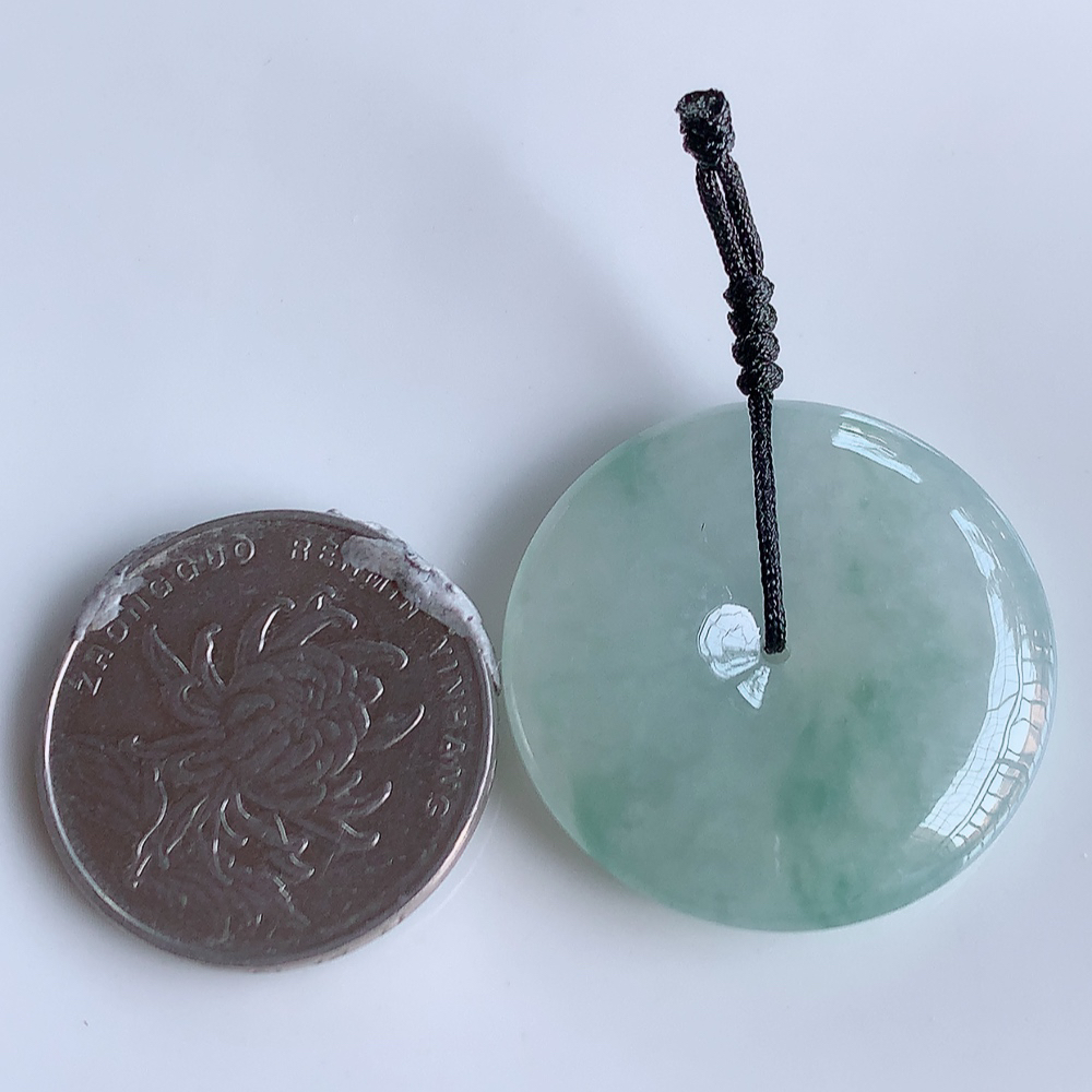 冰润飘花平安扣吊坠，厚装饱满，冰润剔透，细腻水足，种质润泽，飘花灵动，佩戴优雅大气，W41.12   尺寸：29-6.3mm