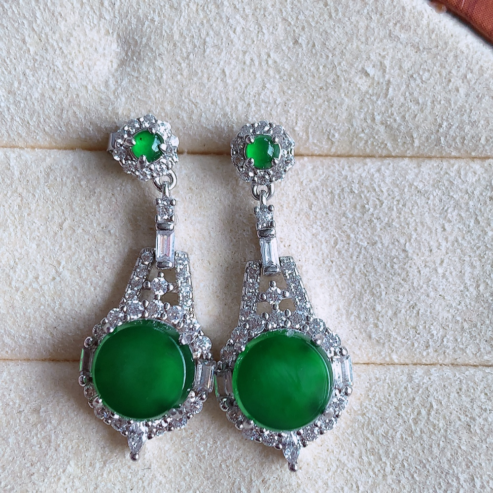 冰润满绿翡翠耳坠，自然光实拍，颜色漂亮，种老水足，品相佳，佩戴佳品！W502.12  取一尺寸： 28-11-6mm  裸石尺寸：8mm