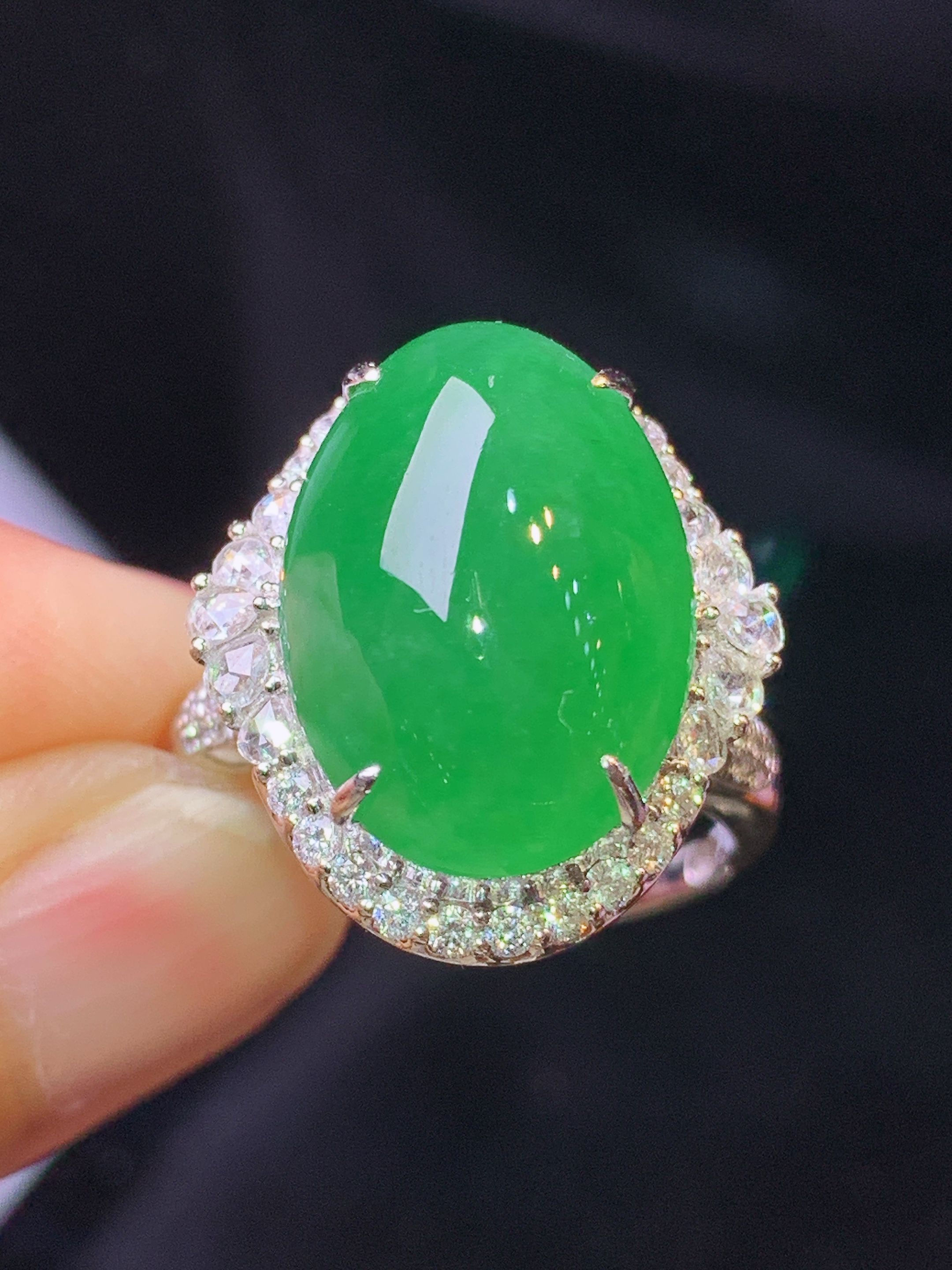 18k金钻镶嵌满绿蛋面戒指吊坠两用款 玉质细腻 色泽艳丽 圈口15.5 整体尺寸26.2*17.8*