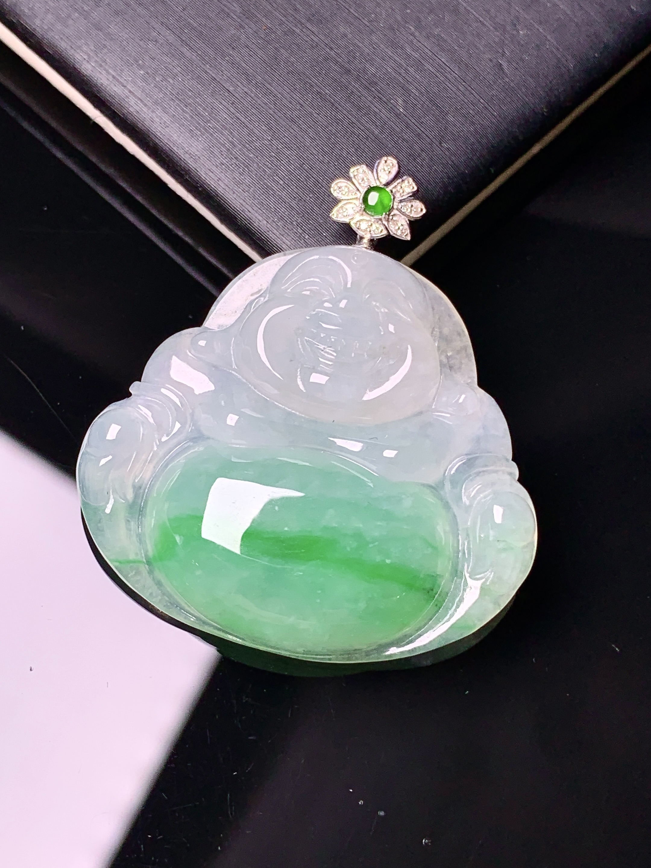 18k金钻镶嵌飘绿佛公吊坠 玉质细腻 色泽艳丽 整体尺寸35.3*31.5*6x1
