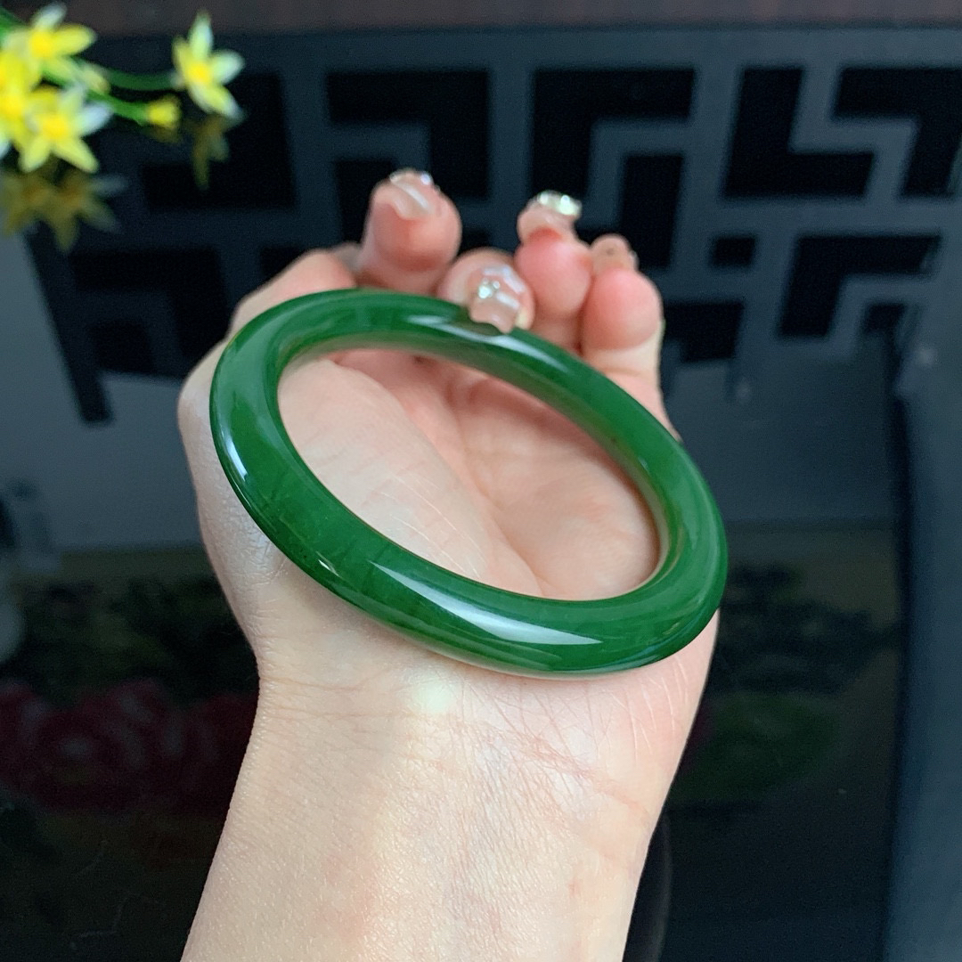 和田玉57圈口菠菜绿圆条碧玉手镯，玉质细腻油润 底色纯净 无纹裂 脂粉好，品质高。
