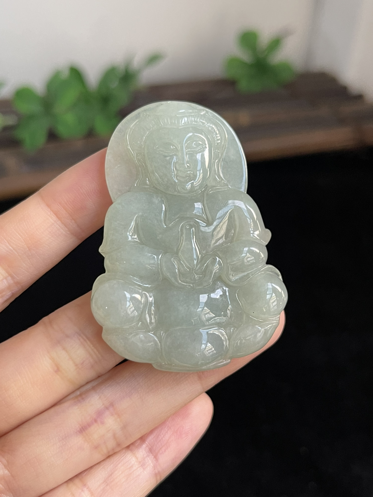 翡翠淡绿色吊坠