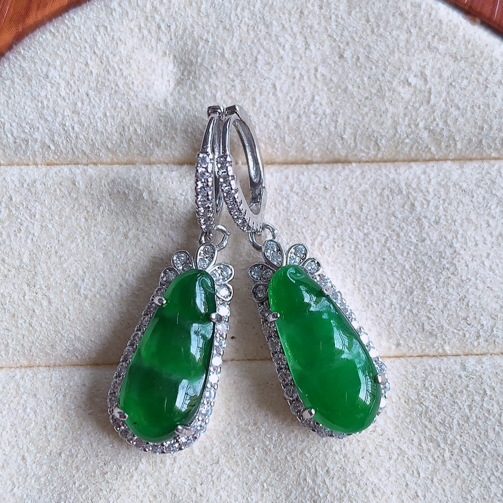 冰透满绿翡翠福豆耳坠，自然光实拍，翠色灵动，颜色漂亮，种老水足，品相佳，佩戴佳品！W502.12  